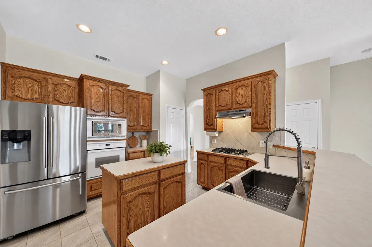 Single Family Residence For Sale in Tarrant County , 2720 Gray Rock Drive, Fort Worth, Texas 76131, 3 Bedroom, 2 Bathroom, 2 Garage spaces, 2,035 Sqft, built in 2003, mls#21374232, Real Estate Agent in Fort Worth, Homes For Sale in Tarrant county, Homes For Sale in Fort Worth, Realtor in Fort Worth Texas, Real Estate Brokerage Independent Realty Texas, Luminita Cordes Realtor