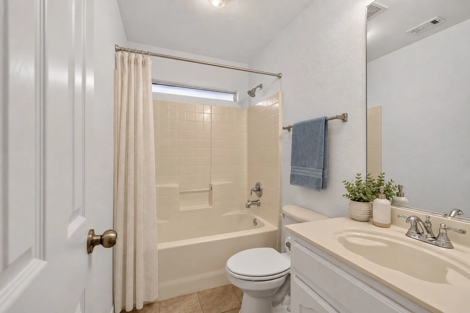 Single Family Residence For Sale in Tarrant County , 2720 Gray Rock Drive, Fort Worth, Texas 76131, 3 Bedroom, 2 Bathroom, 2 Garage spaces, 2,035 Sqft, built in 2003, mls#21374232, Real Estate Agent in Fort Worth, Homes For Sale in Tarrant county, Homes For Sale in Fort Worth, Realtor in Fort Worth Texas, Real Estate Brokerage Independent Realty Texas, Luminita Cordes Realtor