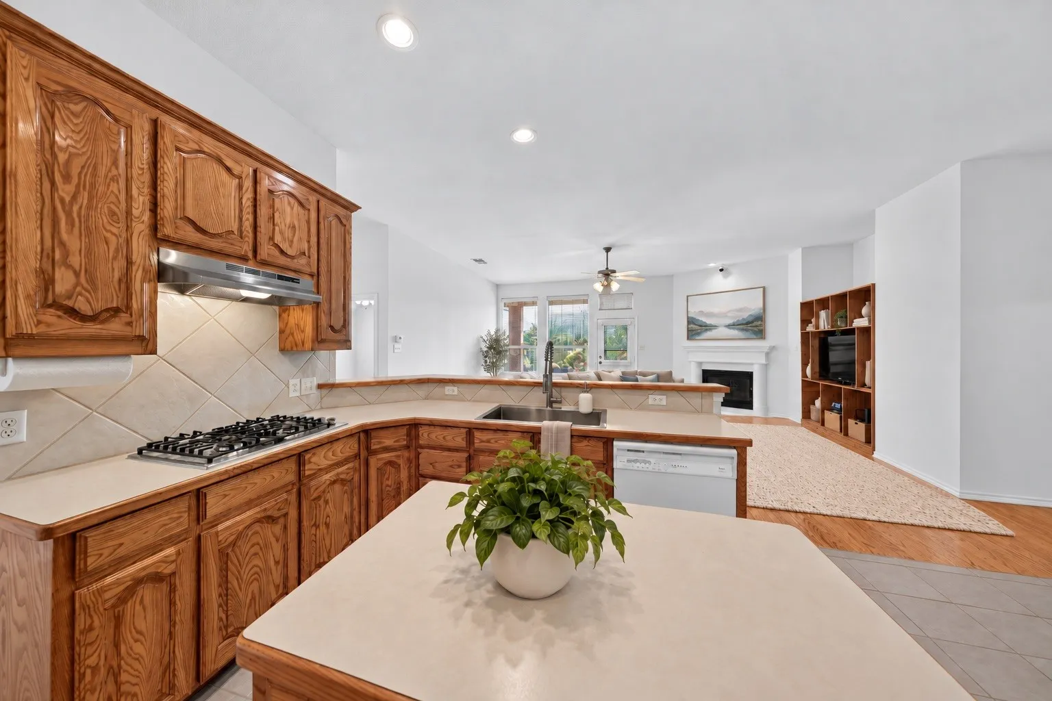 Single Family Residence For Sale in Tarrant County , 2720 Gray Rock Drive, Fort Worth, Texas 76131, 3 Bedroom, 2 Bathroom, 2 Garage spaces, 2,035 Sqft, built in 2003, mls#21374232, Real Estate Agent in Fort Worth, Homes For Sale in Tarrant county, Homes For Sale in Fort Worth, Realtor in Fort Worth Texas, Real Estate Brokerage Independent Realty Texas, Luminita Cordes Realtor