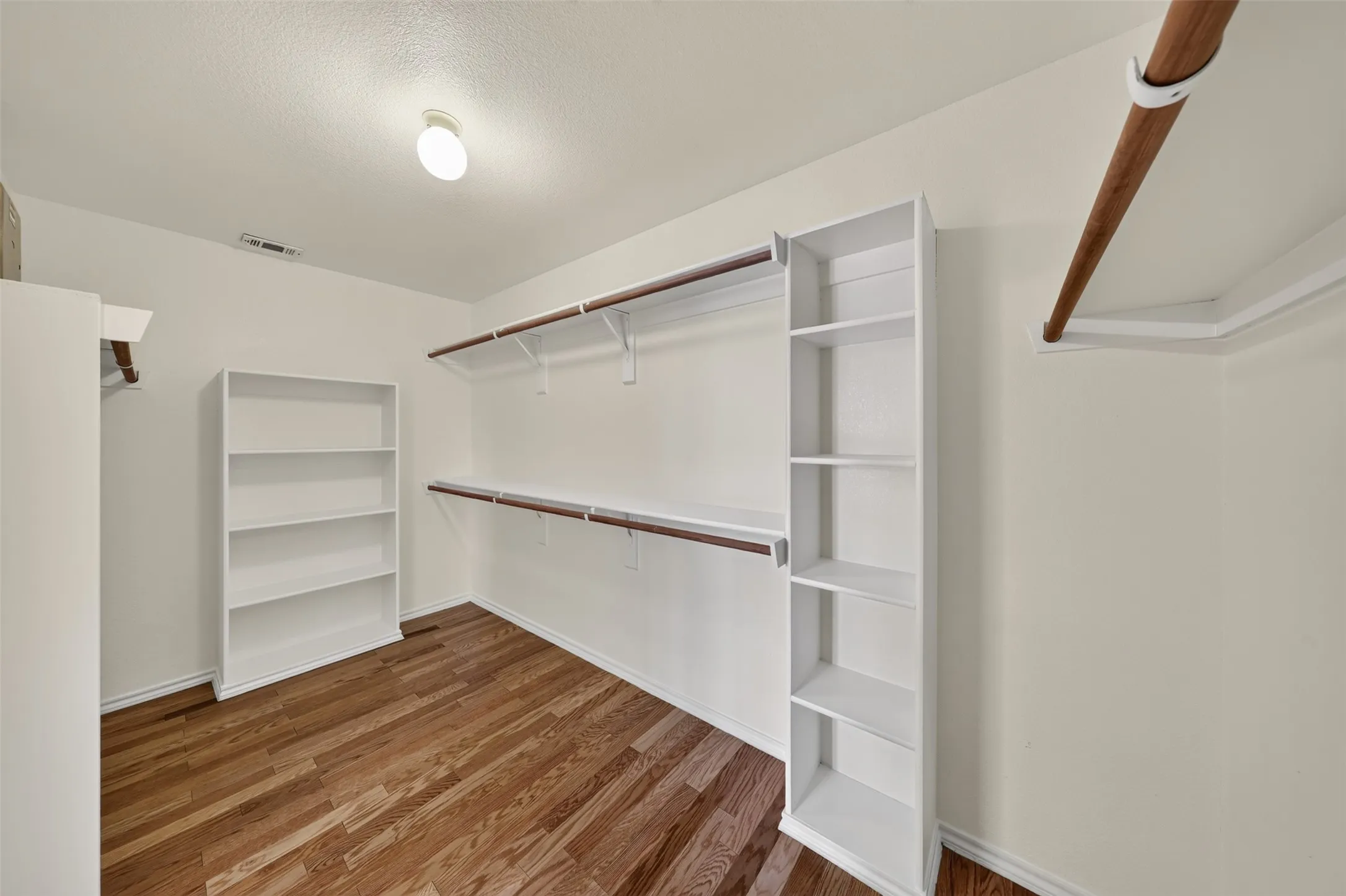 Single Family Residence For Sale in Tarrant County , 2720 Gray Rock Drive, Fort Worth, Texas 76131, 3 Bedroom, 2 Bathroom, 2 Garage spaces, 2,035 Sqft, built in 2003, mls#21374232, Real Estate Agent in Fort Worth, Homes For Sale in Tarrant county, Homes For Sale in Fort Worth, Realtor in Fort Worth Texas, Real Estate Brokerage Independent Realty Texas, Luminita Cordes Realtor