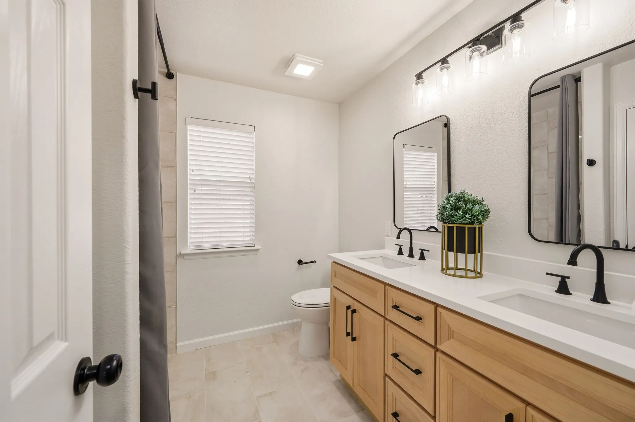 Single Family Residence For Sale in Tarrant County , 7833 Harvest Hill Road, North Richland Hills, Texas 76182, 5 Bedroom, 3 Bathroom, 3 Garage spaces, 2,872 Sqft, built in 2003, mls#21405847, Real Estate Agent in North Richland Hills, Homes For Sale in Tarrant county, Homes For Sale in North Richland Hills, Realtor in North Richland Hills Texas, Real Estate Brokerage Independent Realty Texas, Luminita Cordes Realtor