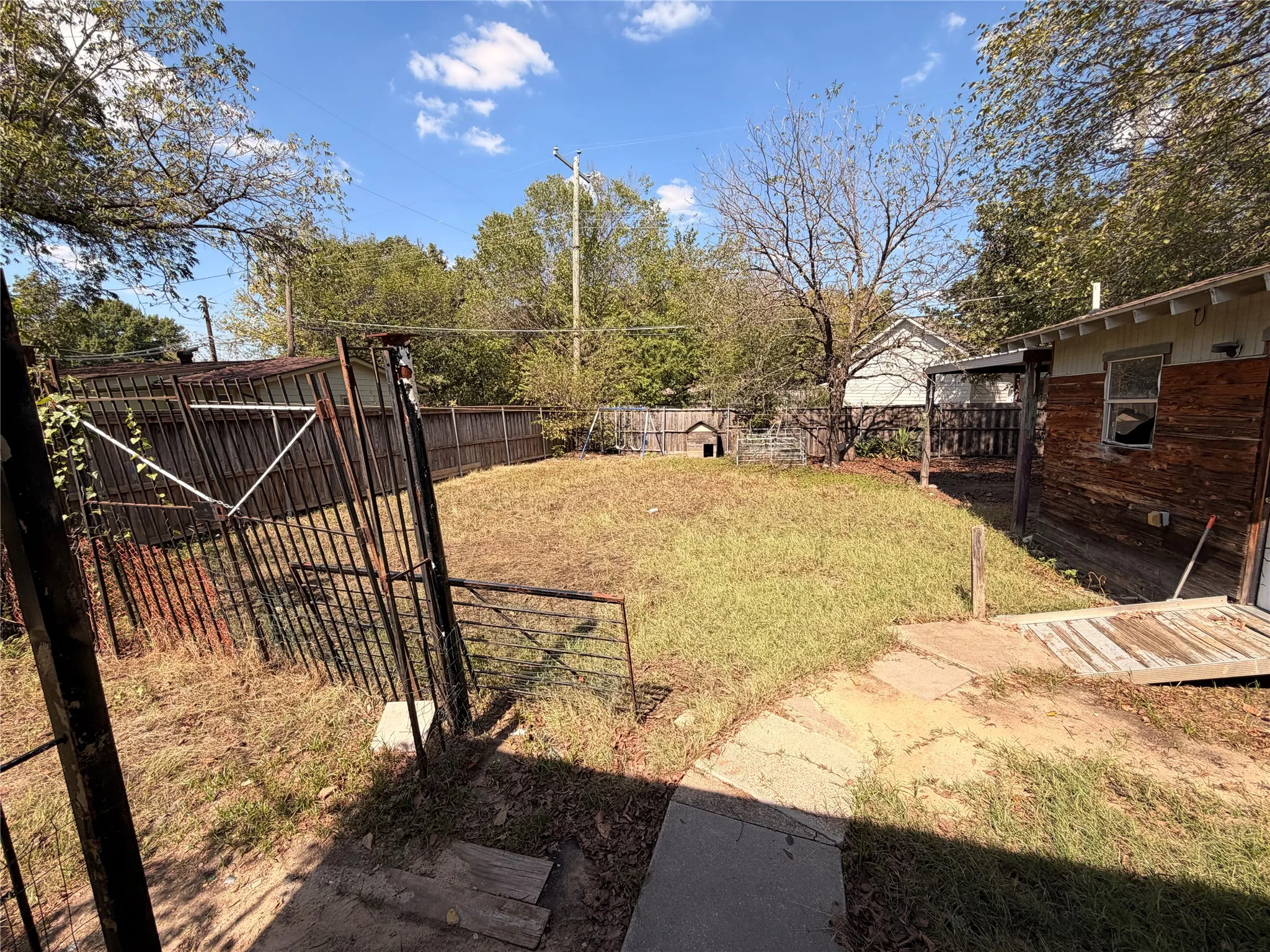 Single Family Residence For Sale in Dallas County , 8109 Burroaks Drive, Dallas, Texas 75217, 2 Bedroom, 1 Bathroom, Garage spaces, 749 Sqft, built in 1954, mls#21407422, Real Estate Agent in Dallas, Homes For Sale in Dallas county, Homes For Sale in Dallas, Realtor in Dallas Texas, Real Estate Brokerage Independent Realty Texas, Luminita Cordes Realtor