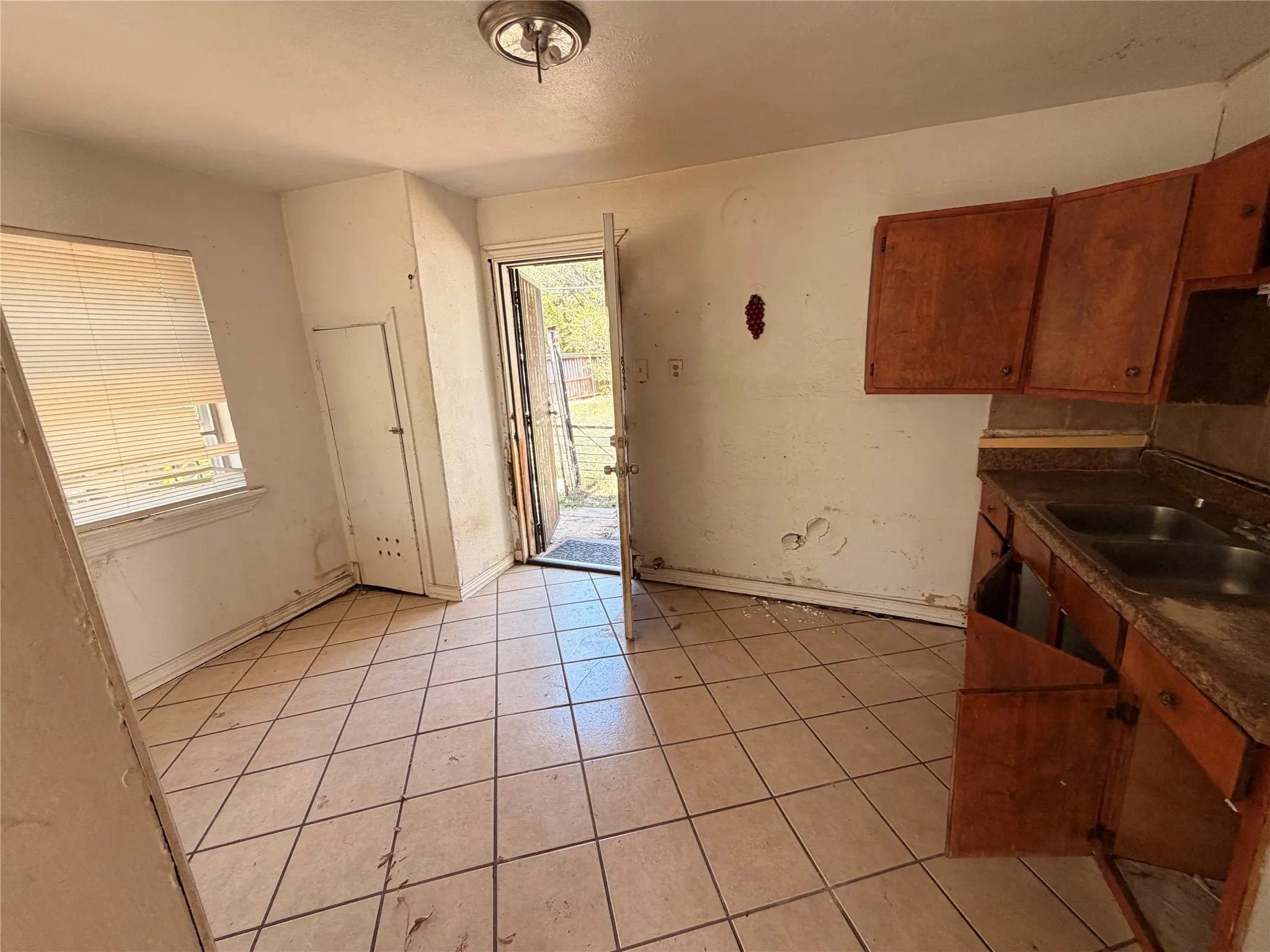 Single Family Residence For Sale in Dallas County , 8109 Burroaks Drive, Dallas, Texas 75217, 2 Bedroom, 1 Bathroom, Garage spaces, 749 Sqft, built in 1954, mls#21407422, Real Estate Agent in Dallas, Homes For Sale in Dallas county, Homes For Sale in Dallas, Realtor in Dallas Texas, Real Estate Brokerage Independent Realty Texas, Luminita Cordes Realtor