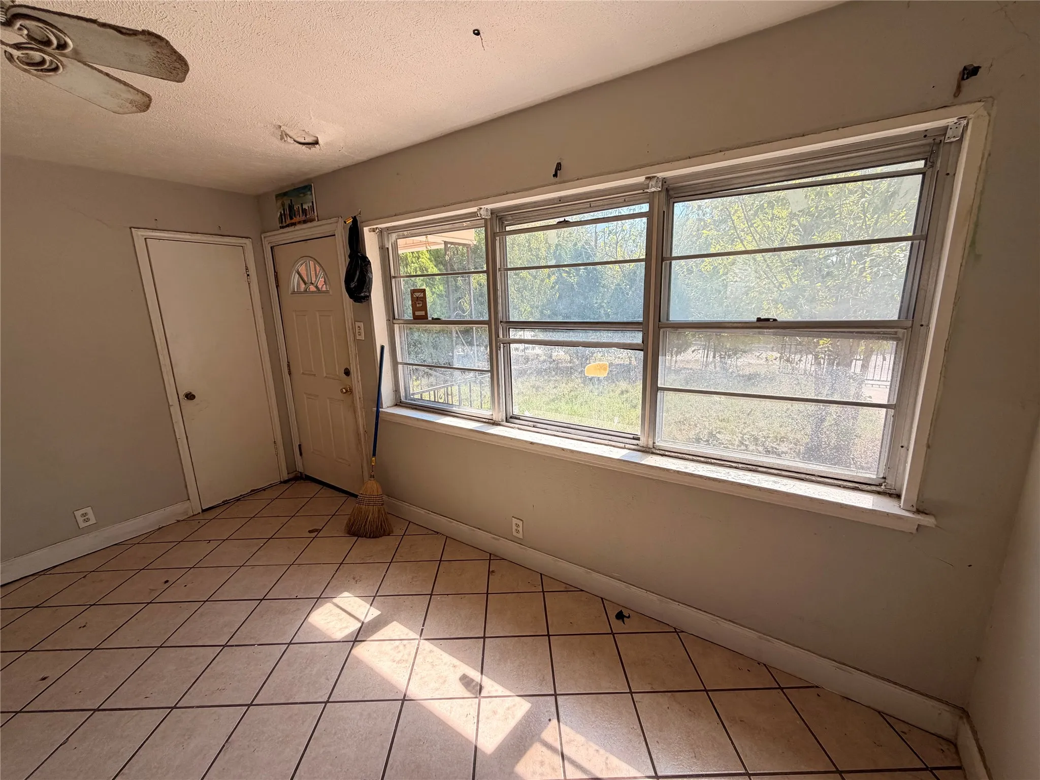 Single Family Residence For Sale in Dallas County , 8109 Burroaks Drive, Dallas, Texas 75217, 2 Bedroom, 1 Bathroom, Garage spaces, 749 Sqft, built in 1954, mls#21407422, Real Estate Agent in Dallas, Homes For Sale in Dallas county, Homes For Sale in Dallas, Realtor in Dallas Texas, Real Estate Brokerage Independent Realty Texas, Luminita Cordes Realtor