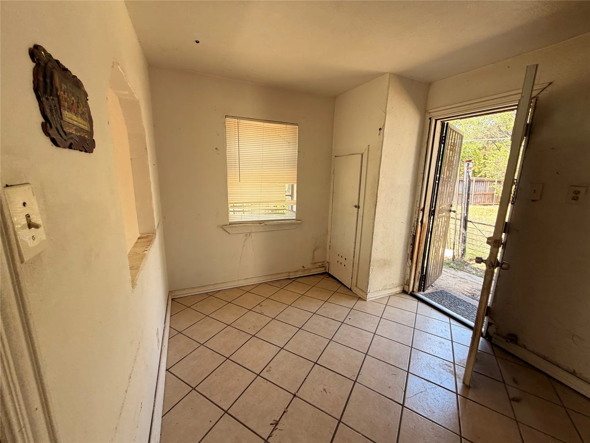 Single Family Residence For Sale in Dallas County , 8109 Burroaks Drive, Dallas, Texas 75217, 2 Bedroom, 1 Bathroom, Garage spaces, 749 Sqft, built in 1954, mls#21407422, Real Estate Agent in Dallas, Homes For Sale in Dallas county, Homes For Sale in Dallas, Realtor in Dallas Texas, Real Estate Brokerage Independent Realty Texas, Luminita Cordes Realtor