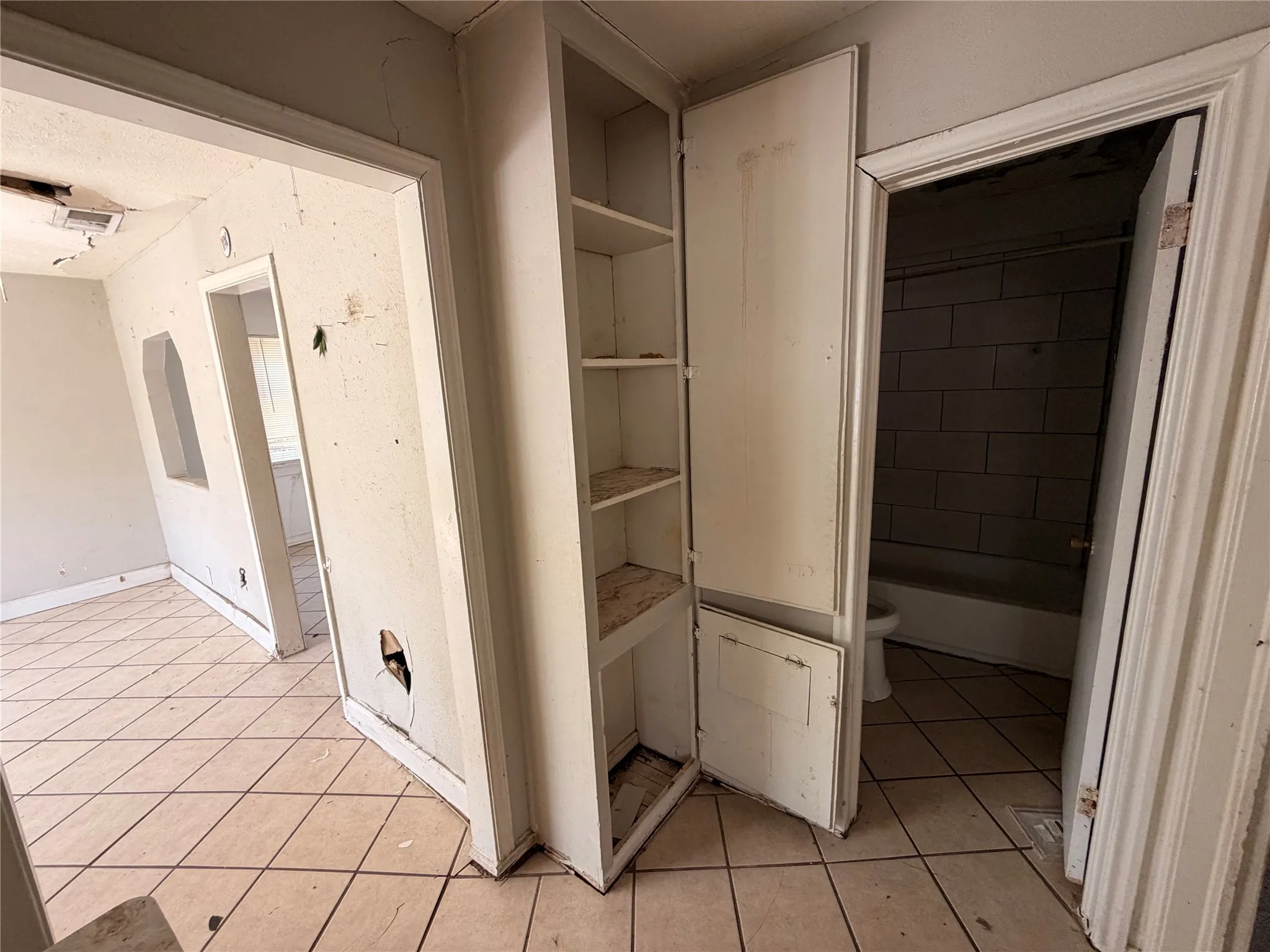 Single Family Residence For Sale in Dallas County , 8109 Burroaks Drive, Dallas, Texas 75217, 2 Bedroom, 1 Bathroom, Garage spaces, 749 Sqft, built in 1954, mls#21407422, Real Estate Agent in Dallas, Homes For Sale in Dallas county, Homes For Sale in Dallas, Realtor in Dallas Texas, Real Estate Brokerage Independent Realty Texas, Luminita Cordes Realtor