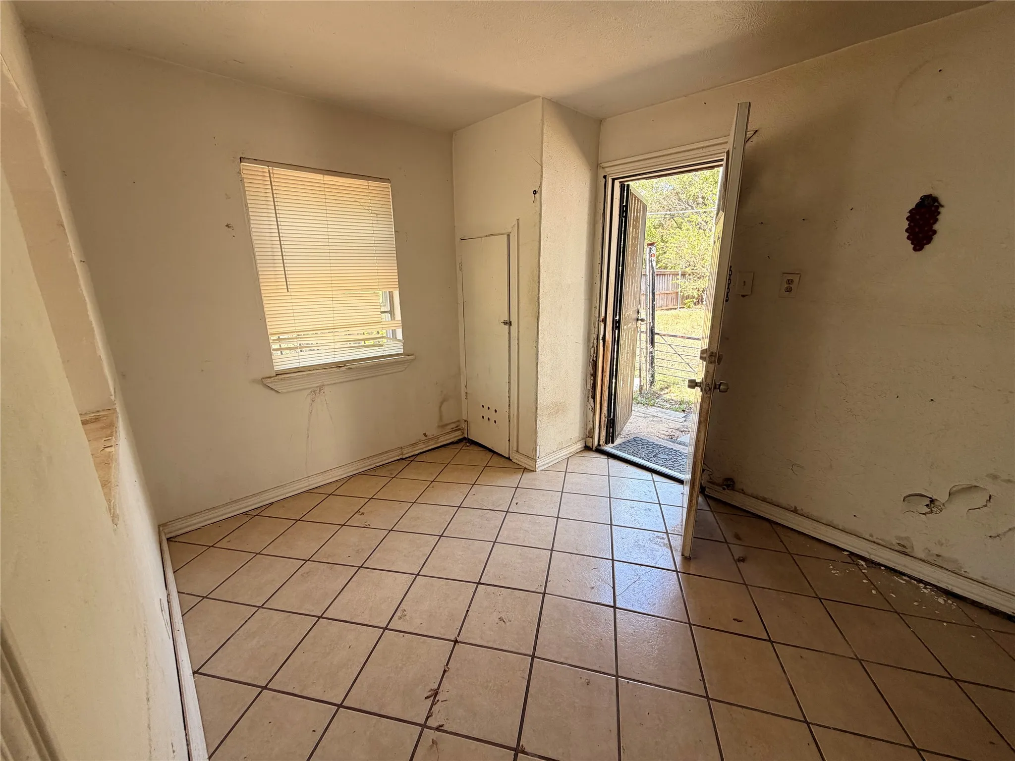 Single Family Residence For Sale in Dallas County , 8109 Burroaks Drive, Dallas, Texas 75217, 2 Bedroom, 1 Bathroom, Garage spaces, 749 Sqft, built in 1954, mls#21407422, Real Estate Agent in Dallas, Homes For Sale in Dallas county, Homes For Sale in Dallas, Realtor in Dallas Texas, Real Estate Brokerage Independent Realty Texas, Luminita Cordes Realtor