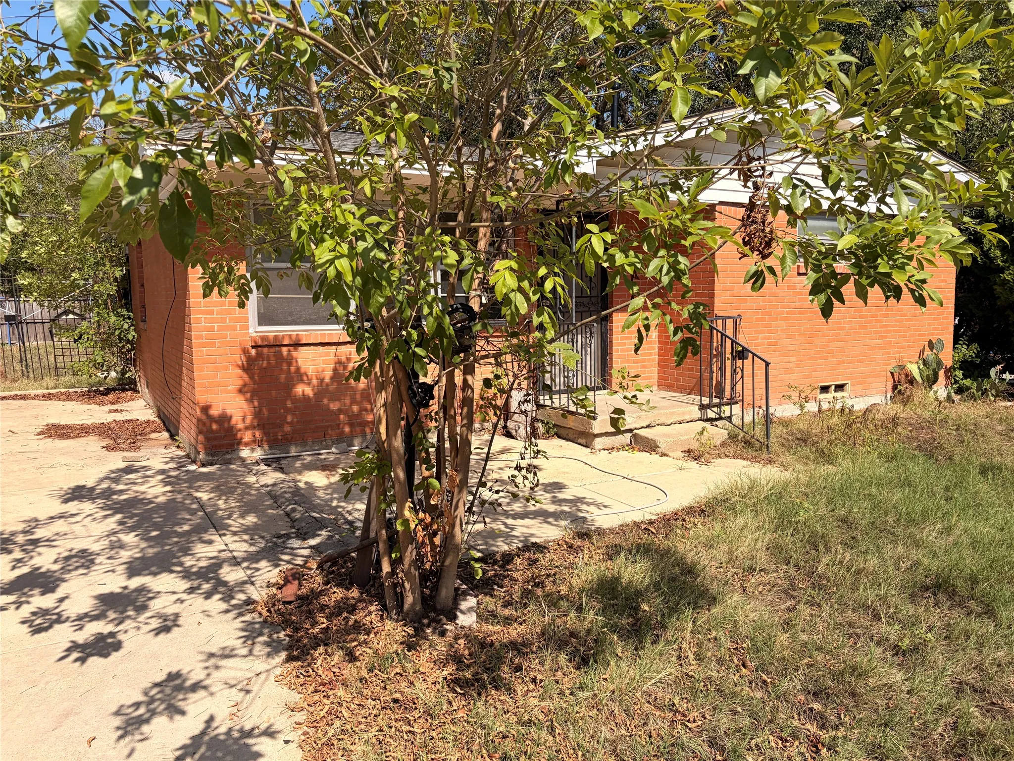 Single Family Residence For Sale in Dallas County , 8109 Burroaks Drive, Dallas, Texas 75217, 2 Bedroom, 1 Bathroom, Garage spaces, 749 Sqft, built in 1954, mls#21407422, Real Estate Agent in Dallas, Homes For Sale in Dallas county, Homes For Sale in Dallas, Realtor in Dallas Texas, Real Estate Brokerage Independent Realty Texas, Luminita Cordes Realtor