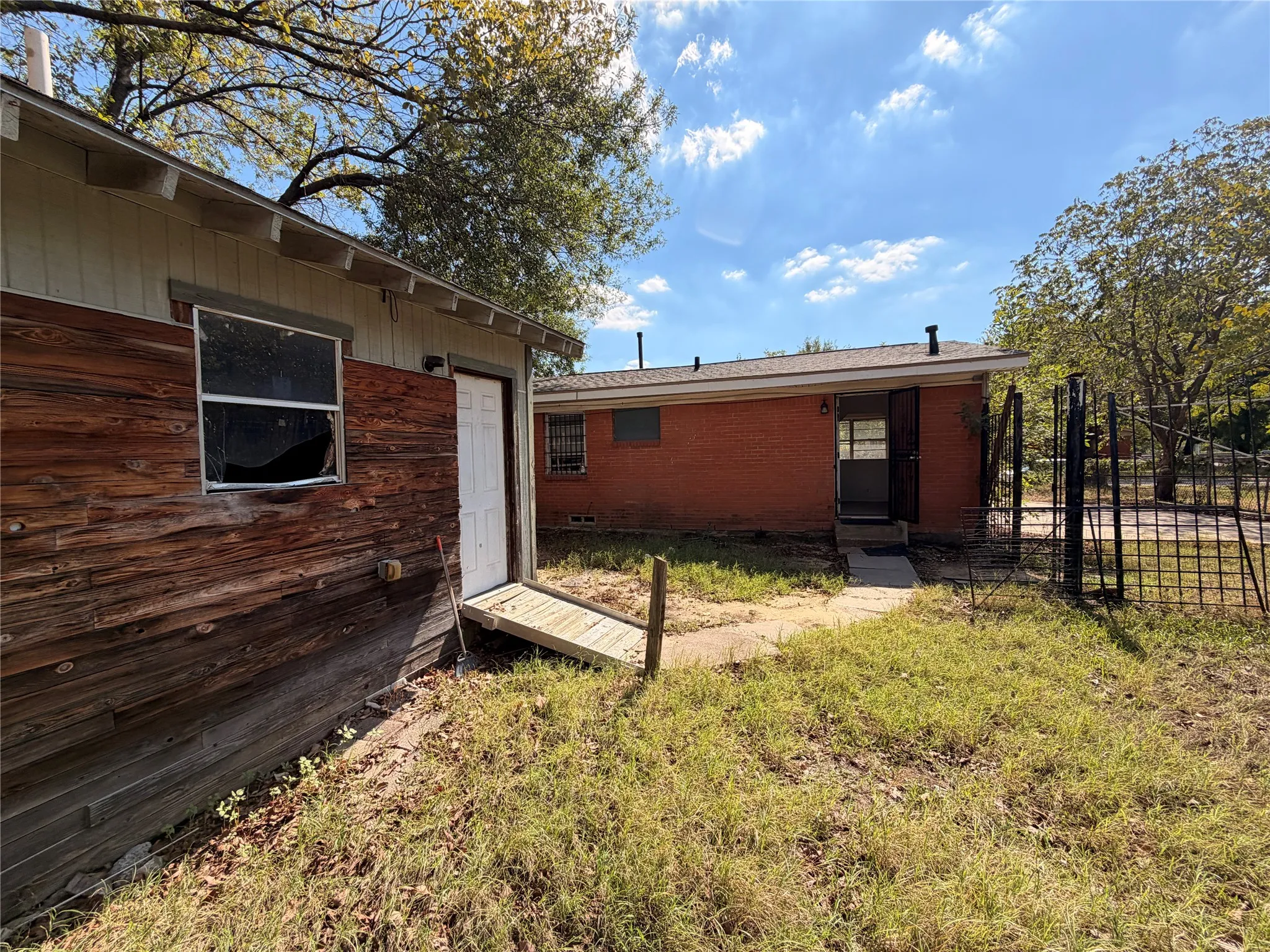 Single Family Residence For Sale in Dallas County , 8109 Burroaks Drive, Dallas, Texas 75217, 2 Bedroom, 1 Bathroom, Garage spaces, 749 Sqft, built in 1954, mls#21407422, Real Estate Agent in Dallas, Homes For Sale in Dallas county, Homes For Sale in Dallas, Realtor in Dallas Texas, Real Estate Brokerage Independent Realty Texas, Luminita Cordes Realtor