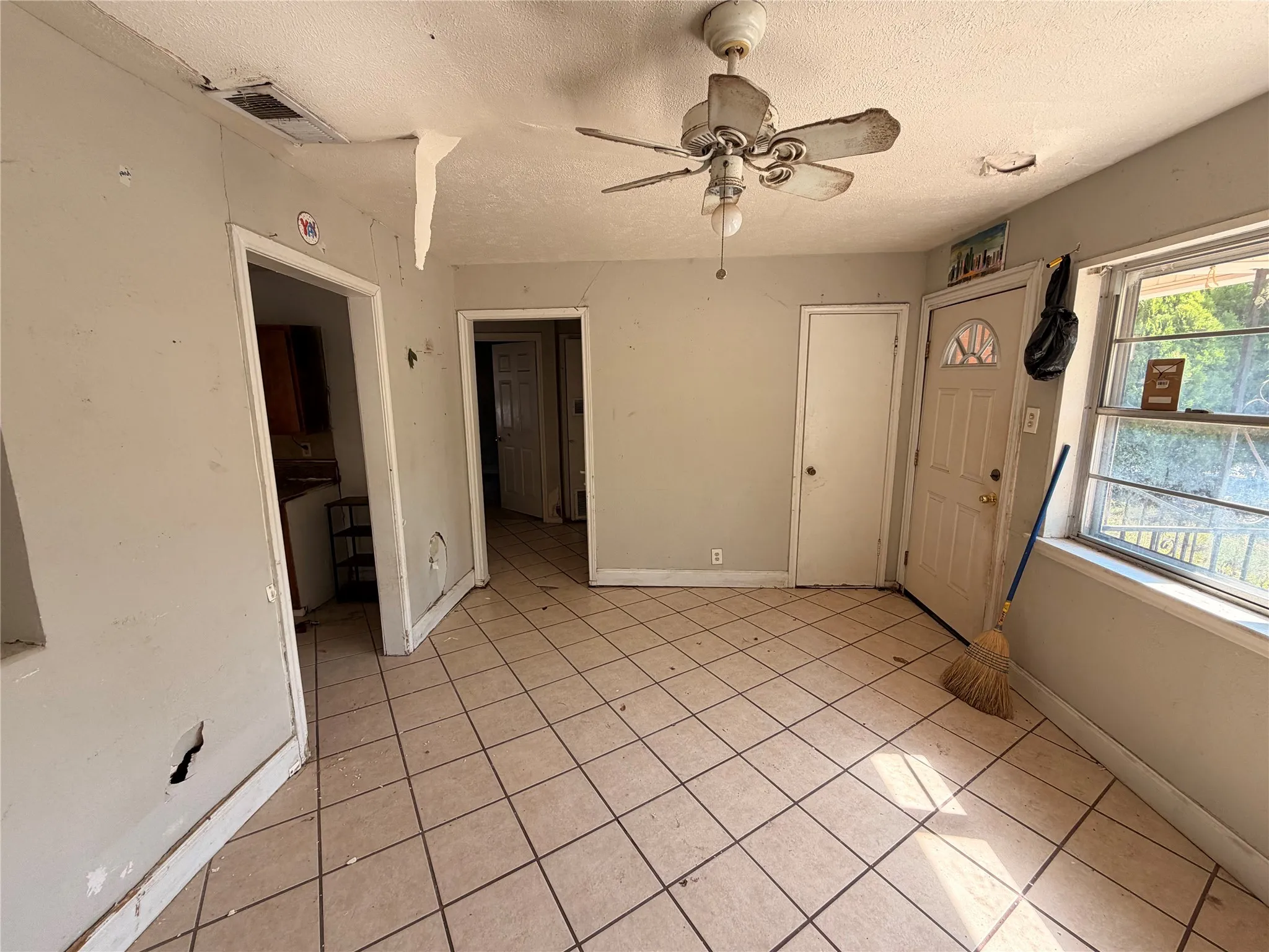 Single Family Residence For Sale in Dallas County , 8109 Burroaks Drive, Dallas, Texas 75217, 2 Bedroom, 1 Bathroom, Garage spaces, 749 Sqft, built in 1954, mls#21407422, Real Estate Agent in Dallas, Homes For Sale in Dallas county, Homes For Sale in Dallas, Realtor in Dallas Texas, Real Estate Brokerage Independent Realty Texas, Luminita Cordes Realtor