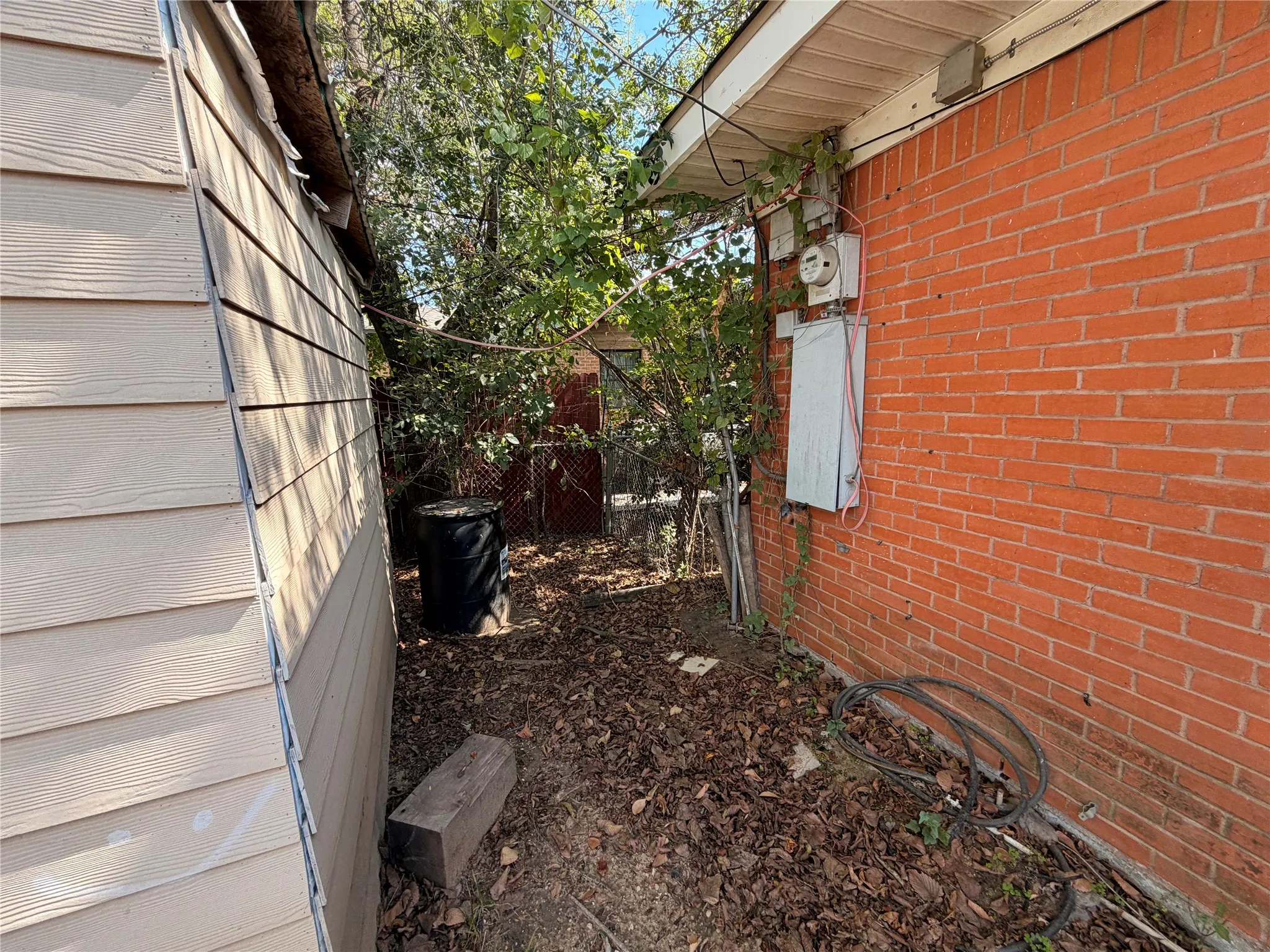 Single Family Residence For Sale in Dallas County , 8109 Burroaks Drive, Dallas, Texas 75217, 2 Bedroom, 1 Bathroom, Garage spaces, 749 Sqft, built in 1954, mls#21407422, Real Estate Agent in Dallas, Homes For Sale in Dallas county, Homes For Sale in Dallas, Realtor in Dallas Texas, Real Estate Brokerage Independent Realty Texas, Luminita Cordes Realtor