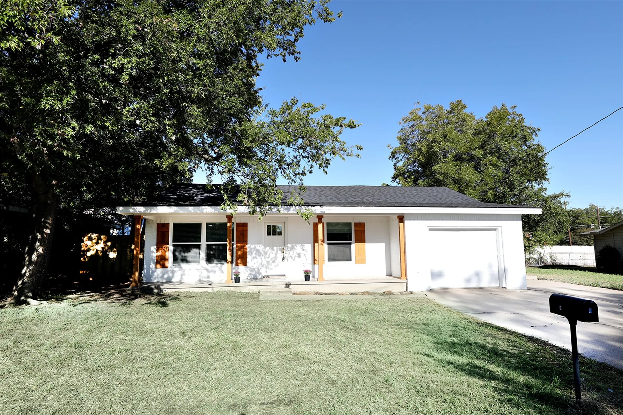 Single Family Residence For Sale in Montague County , 506 Lindsey Street, Bowie, Texas 76230, 4 Bedroom, 2 Bathroom, 1 Garage spaces, 1,482 Sqft, built in 1958, mls#21404748, Real Estate Agent in Bowie, Homes For Sale in Montague county, Homes For Sale in Bowie, Realtor in Bowie Texas, Real Estate Brokerage Independent Realty Texas, Luminita Cordes Realtor