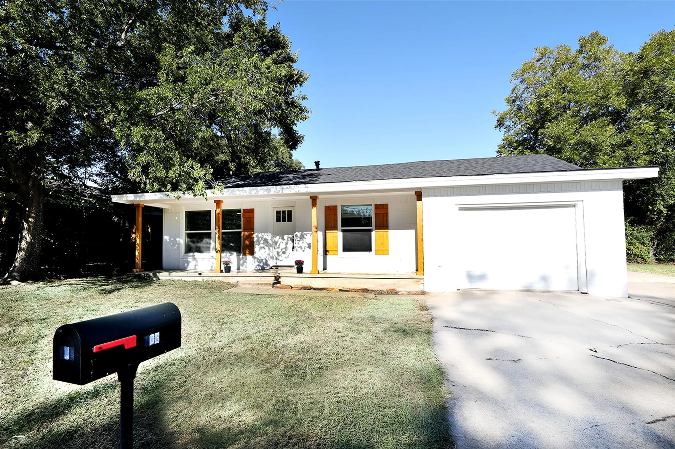 Single Family Residence For Sale in Montague County , 506 Lindsey Street, Bowie, Texas 76230, 4 Bedroom, 2 Bathroom, 1 Garage spaces, 1,482 Sqft, built in 1958, mls#21404748, Real Estate Agent in Bowie, Homes For Sale in Montague county, Homes For Sale in Bowie, Realtor in Bowie Texas, Real Estate Brokerage Independent Realty Texas, Luminita Cordes Realtor
