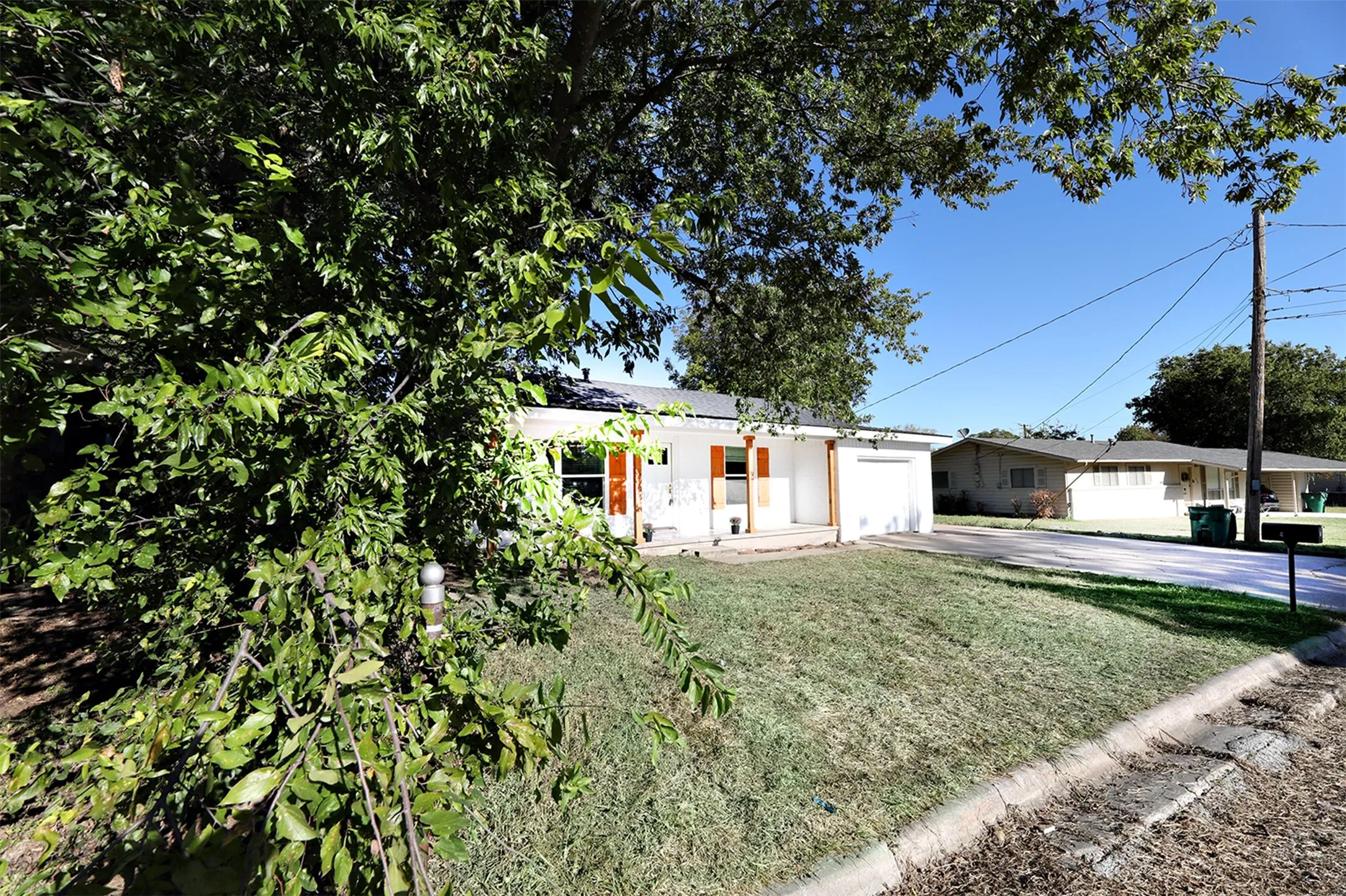 Single Family Residence For Sale in Montague County , 506 Lindsey Street, Bowie, Texas 76230, 4 Bedroom, 2 Bathroom, 1 Garage spaces, 1,482 Sqft, built in 1958, mls#21404748, Real Estate Agent in Bowie, Homes For Sale in Montague county, Homes For Sale in Bowie, Realtor in Bowie Texas, Real Estate Brokerage Independent Realty Texas, Luminita Cordes Realtor
