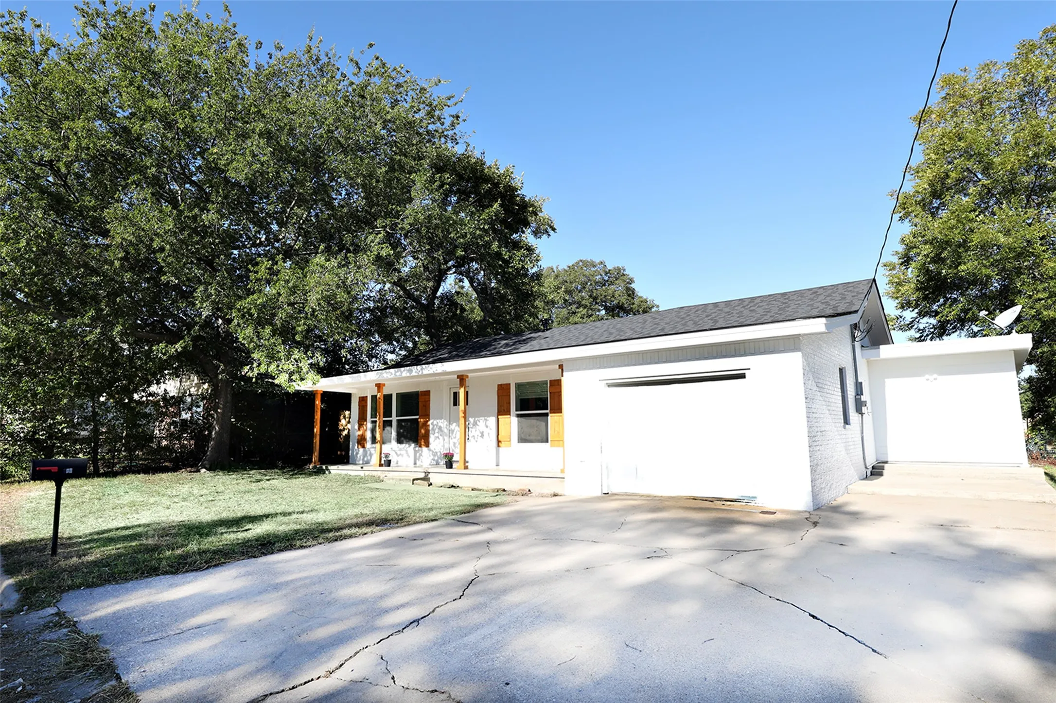 Single Family Residence For Sale in Montague County , 506 Lindsey Street, Bowie, Texas 76230, 4 Bedroom, 2 Bathroom, 1 Garage spaces, 1,482 Sqft, built in 1958, mls#21404748, Real Estate Agent in Bowie, Homes For Sale in Montague county, Homes For Sale in Bowie, Realtor in Bowie Texas, Real Estate Brokerage Independent Realty Texas, Luminita Cordes Realtor