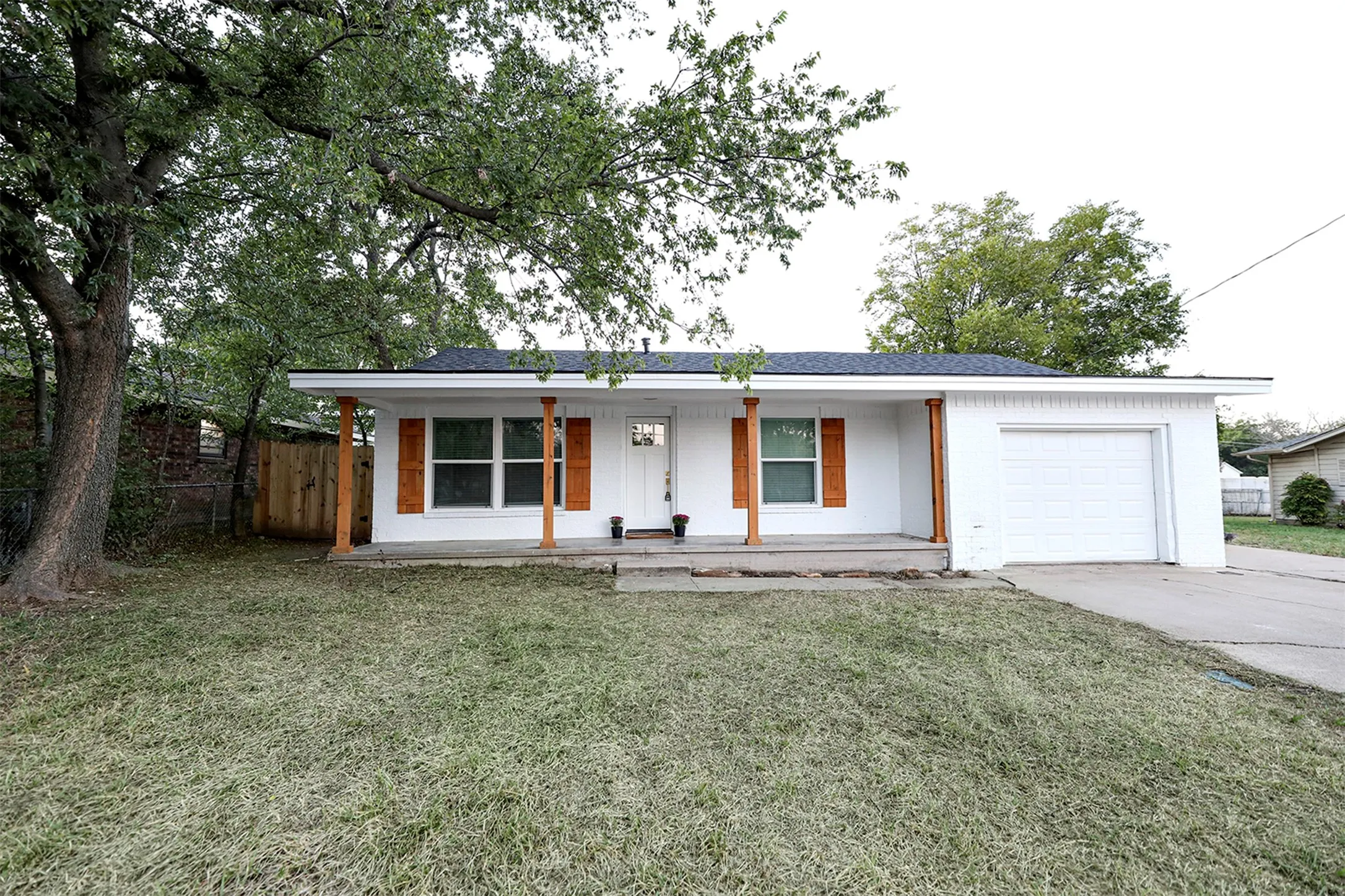 Single Family Residence For Sale in Montague County , 506 Lindsey Street, Bowie, Texas 76230, 4 Bedroom, 2 Bathroom, 1 Garage spaces, 1,482 Sqft, built in 1958, mls#21404748, Real Estate Agent in Bowie, Homes For Sale in Montague county, Homes For Sale in Bowie, Realtor in Bowie Texas, Real Estate Brokerage Independent Realty Texas, Luminita Cordes Realtor