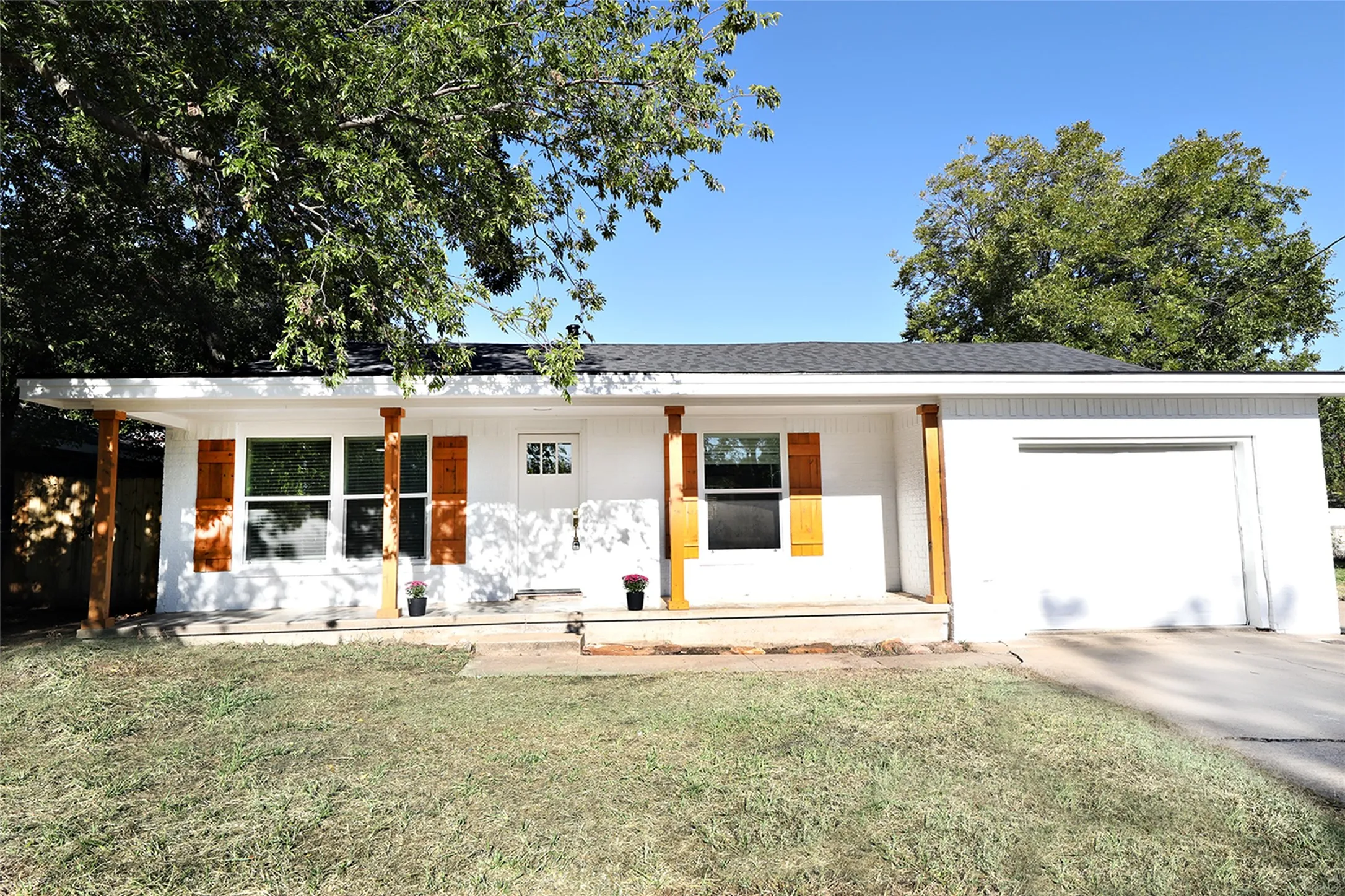 Single Family Residence For Sale in Montague County , 506 Lindsey Street, Bowie, Texas 76230, 4 Bedroom, 2 Bathroom, 1 Garage spaces, 1,482 Sqft, built in 1958, mls#21404748, Real Estate Agent in Bowie, Homes For Sale in Montague county, Homes For Sale in Bowie, Realtor in Bowie Texas, Real Estate Brokerage Independent Realty Texas, Luminita Cordes Realtor