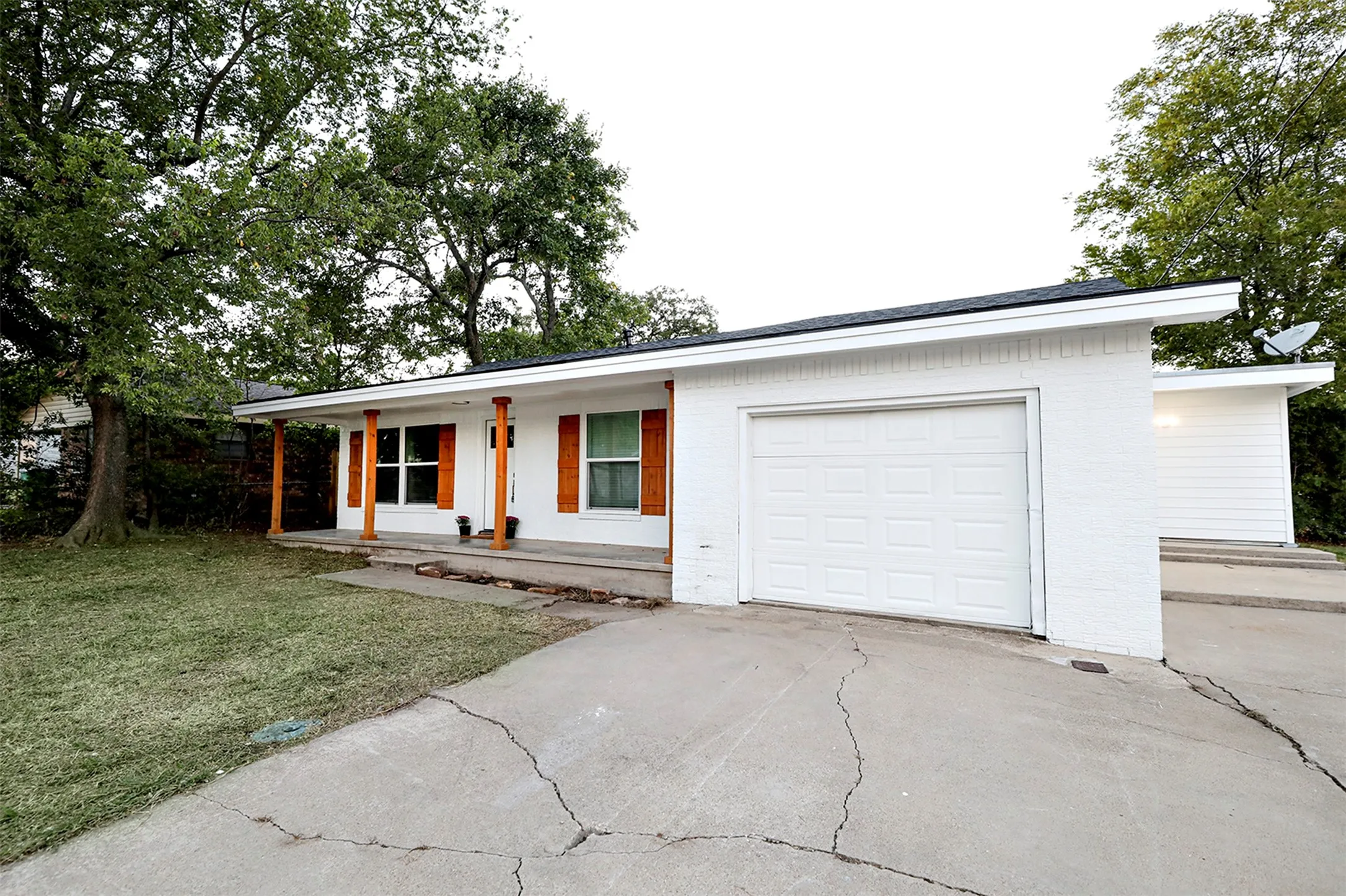 Single Family Residence For Sale in Montague County , 506 Lindsey Street, Bowie, Texas 76230, 4 Bedroom, 2 Bathroom, 1 Garage spaces, 1,482 Sqft, built in 1958, mls#21404748, Real Estate Agent in Bowie, Homes For Sale in Montague county, Homes For Sale in Bowie, Realtor in Bowie Texas, Real Estate Brokerage Independent Realty Texas, Luminita Cordes Realtor