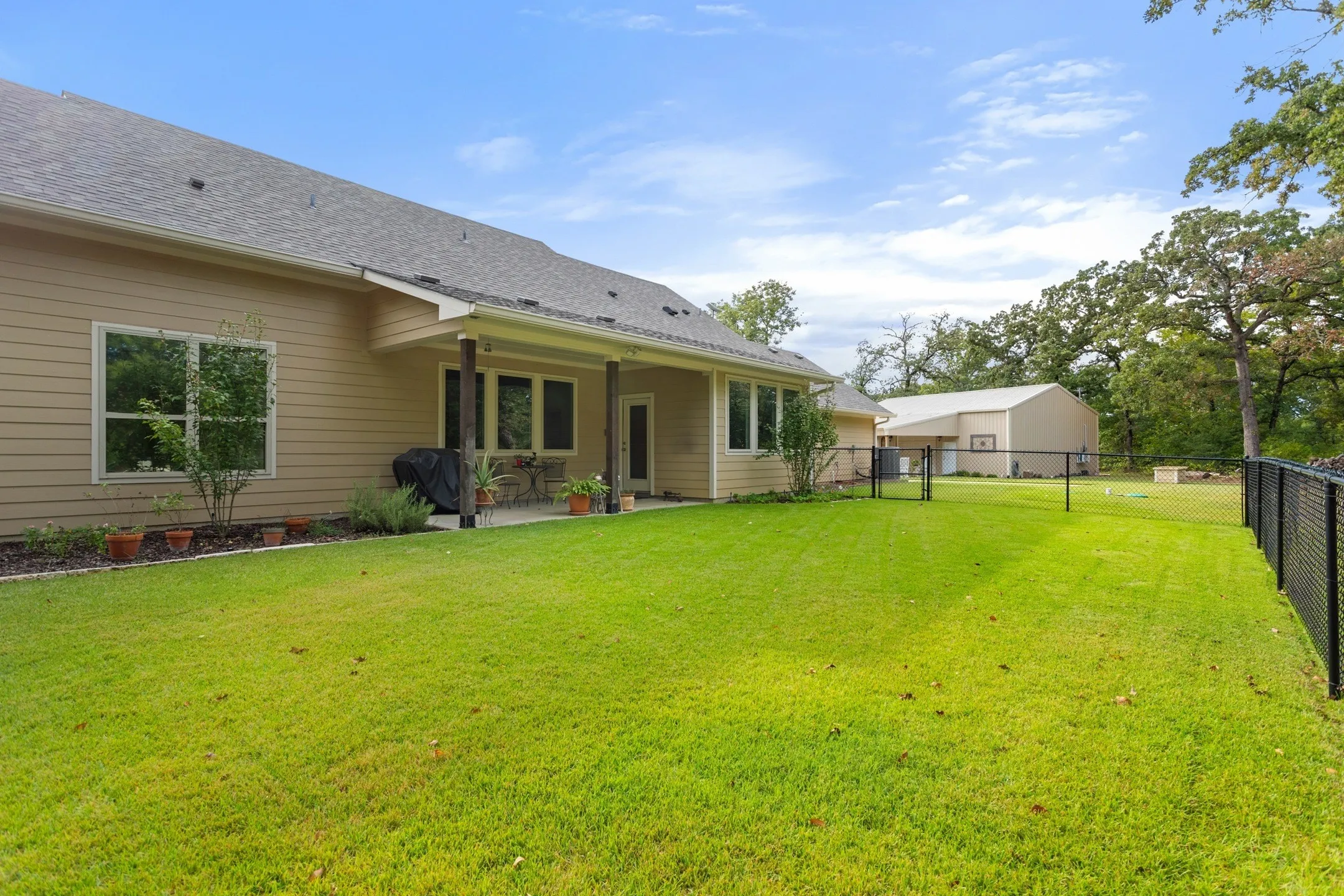 Single Family Residence For Sale in Henderson County , 10273 Private Road 5211, Malakoff, Texas 75148, 3 Bedroom, 2 Bathroom, 2 Garage spaces, 1,889 Sqft, built in 2022, mls#21407079, Real Estate Agent in Malakoff, Homes For Sale in Henderson county, Homes For Sale in Malakoff, Realtor in Malakoff Texas, Real Estate Brokerage Independent Realty Texas, Luminita Cordes Realtor