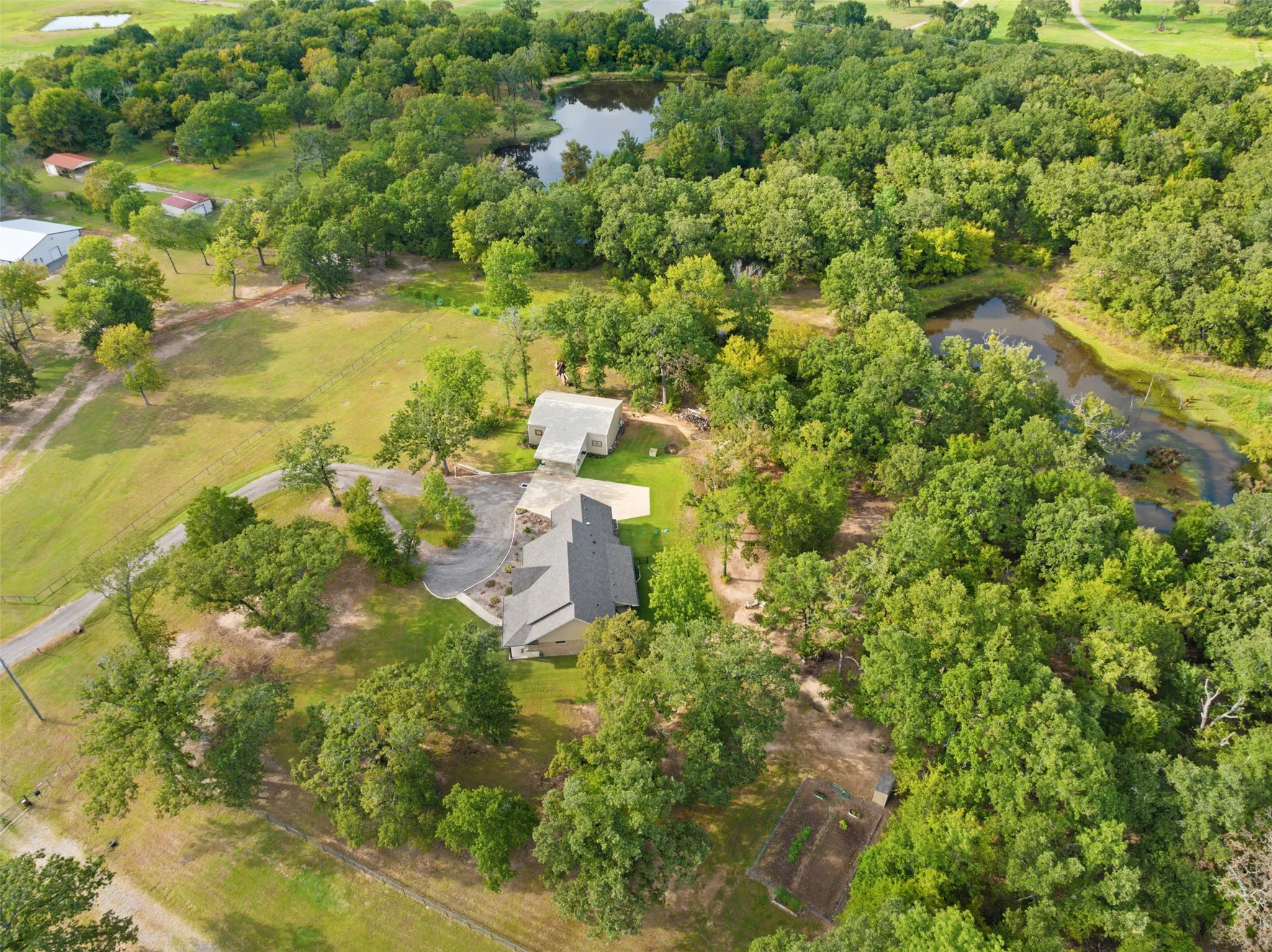Single Family Residence For Sale in Henderson County , 10273 Private Road 5211, Malakoff, Texas 75148, 3 Bedroom, 2 Bathroom, 2 Garage spaces, 1,889 Sqft, built in 2022, mls#21407079, Real Estate Agent in Malakoff, Homes For Sale in Henderson county, Homes For Sale in Malakoff, Realtor in Malakoff Texas, Real Estate Brokerage Independent Realty Texas, Luminita Cordes Realtor