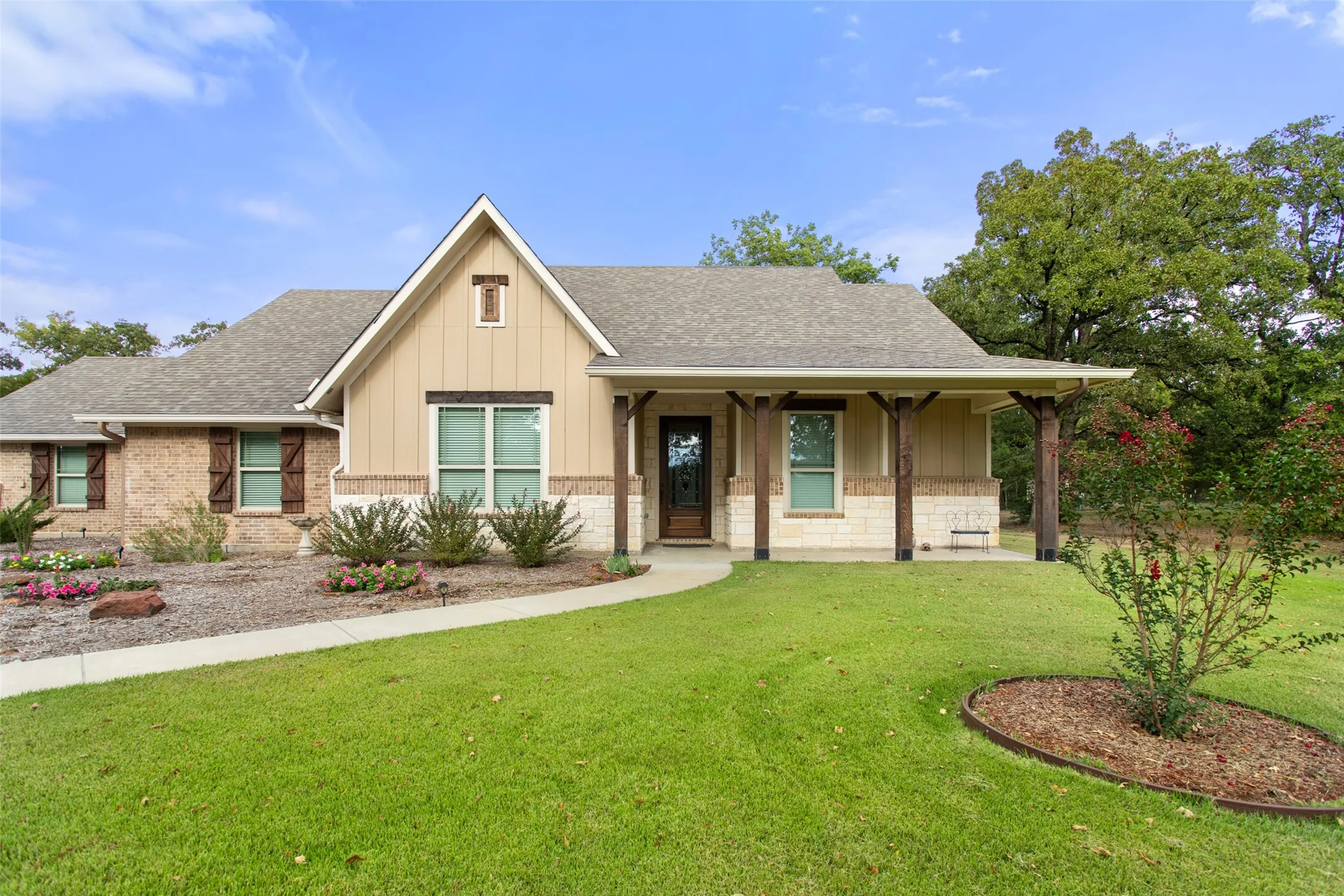 Single Family Residence For Sale in Henderson County , 10273 Private Road 5211, Malakoff, Texas 75148, 3 Bedroom, 2 Bathroom, 2 Garage spaces, 1,889 Sqft, built in 2022, mls#21407079, Real Estate Agent in Malakoff, Homes For Sale in Henderson county, Homes For Sale in Malakoff, Realtor in Malakoff Texas, Real Estate Brokerage Independent Realty Texas, Luminita Cordes Realtor