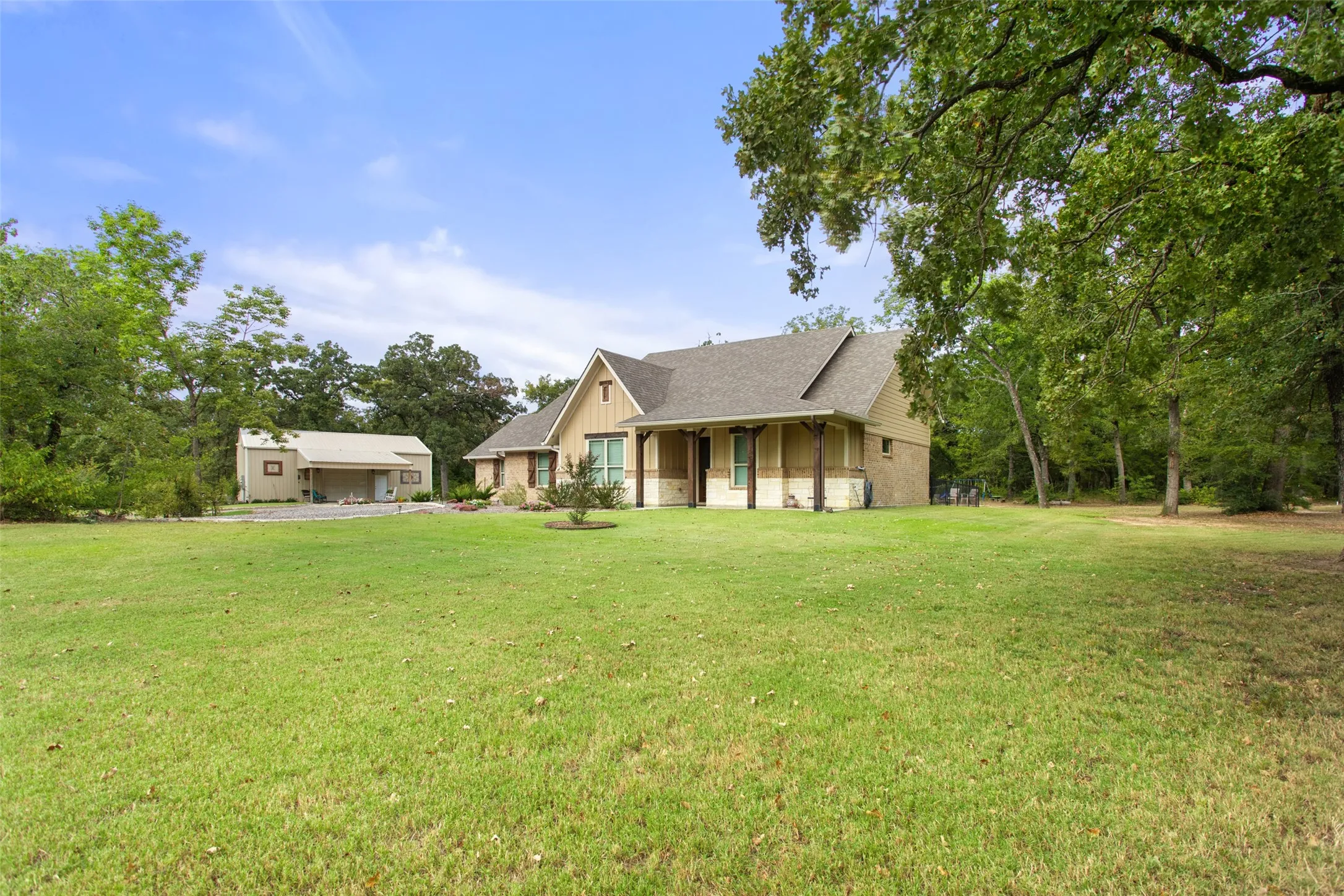 Single Family Residence For Sale in Henderson County , 10273 Private Road 5211, Malakoff, Texas 75148, 3 Bedroom, 2 Bathroom, 2 Garage spaces, 1,889 Sqft, built in 2022, mls#21407079, Real Estate Agent in Malakoff, Homes For Sale in Henderson county, Homes For Sale in Malakoff, Realtor in Malakoff Texas, Real Estate Brokerage Independent Realty Texas, Luminita Cordes Realtor