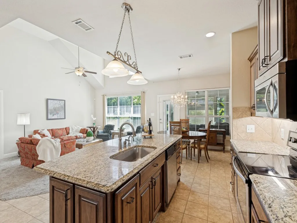 Single Family Residence For Sale in Collin County , 320 Terra Verde Lane, Mc Kinney, Texas 75069, 2 Bedroom, 2 Bathroom, 2 Garage spaces, 1,498 Sqft, built in 2012, mls#21399038, Real Estate Agent in Mc Kinney, Homes For Sale in Collin county, Homes For Sale in Mc Kinney, Realtor in Mc Kinney Texas, Real Estate Brokerage Independent Realty Texas, Luminita Cordes Realtor