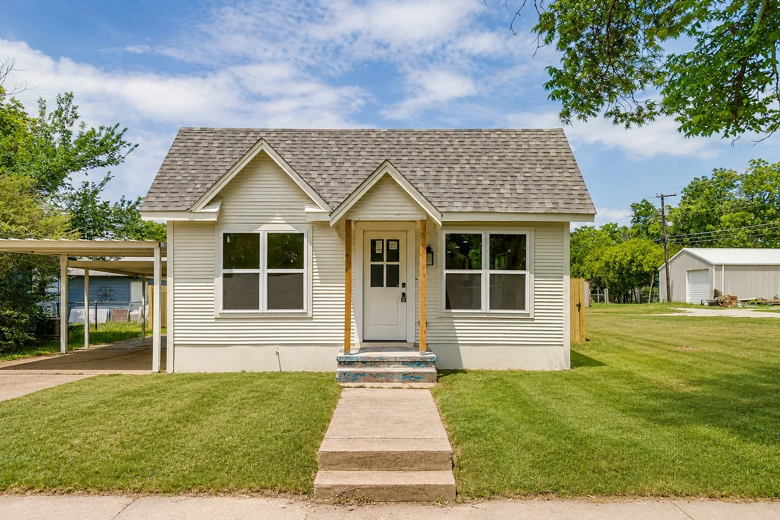 Single Family Residence For Sale in Young County , 508 Virginia Street, Graham, Texas 76450, 2 Bedroom, 2 Bathroom, Garage spaces, 960 Sqft, built in 1950, mls#21407774, Real Estate Agent in Graham, Homes For Sale in Young county, Homes For Sale in Graham, Realtor in Graham Texas, Real Estate Brokerage Independent Realty Texas, Luminita Cordes Realtor