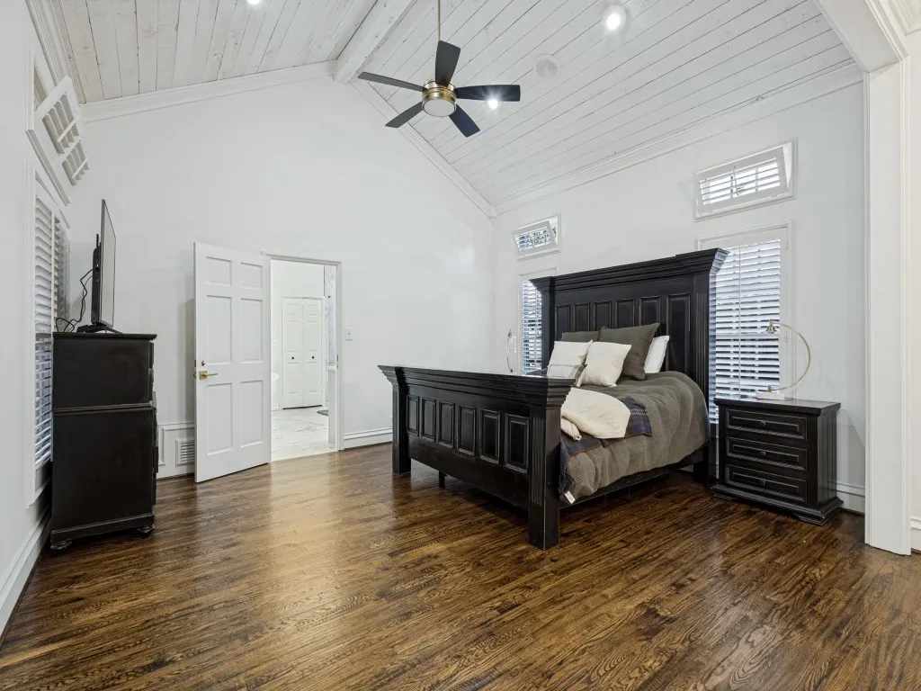 Vaulted ceiling with white wood-paneled finish