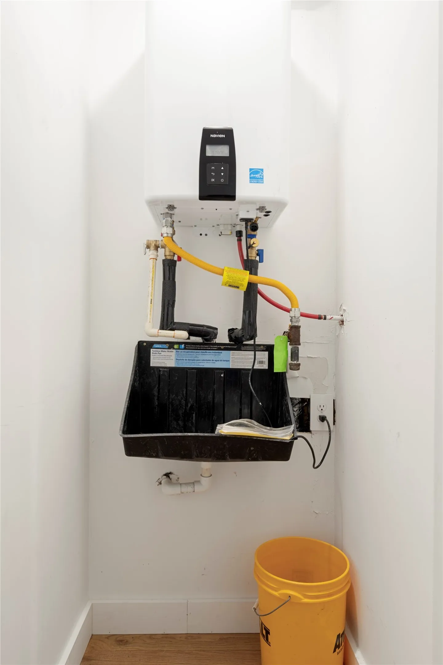 Wall mounted eye wash station