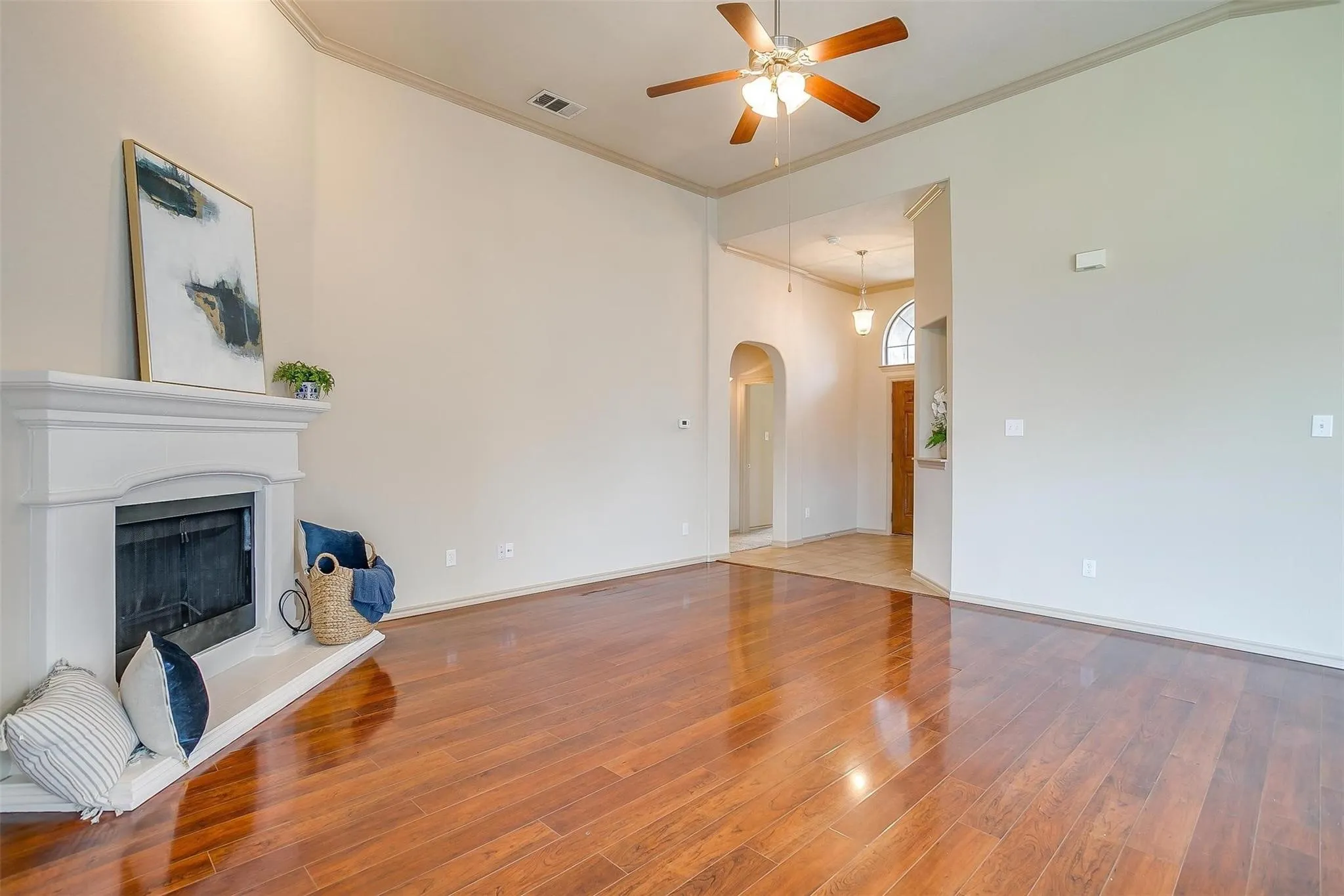 Single Family Residence For Rent in Tarrant County , 1136 Roping Reins Way, Fort Worth, Texas 76052, 3 Bedroom, 2 Bathroom, 2 Garage spaces, 1,321 Sqft, built in 2007, mls#21407167, Real Estate Agent in Fort Worth, Homes For Rent in Tarrant county, Homes For Rent in Fort Worth, Realtor in Fort Worth Texas, Real Estate Brokerage Independent Realty Texas, Luminita Cordes Realtor