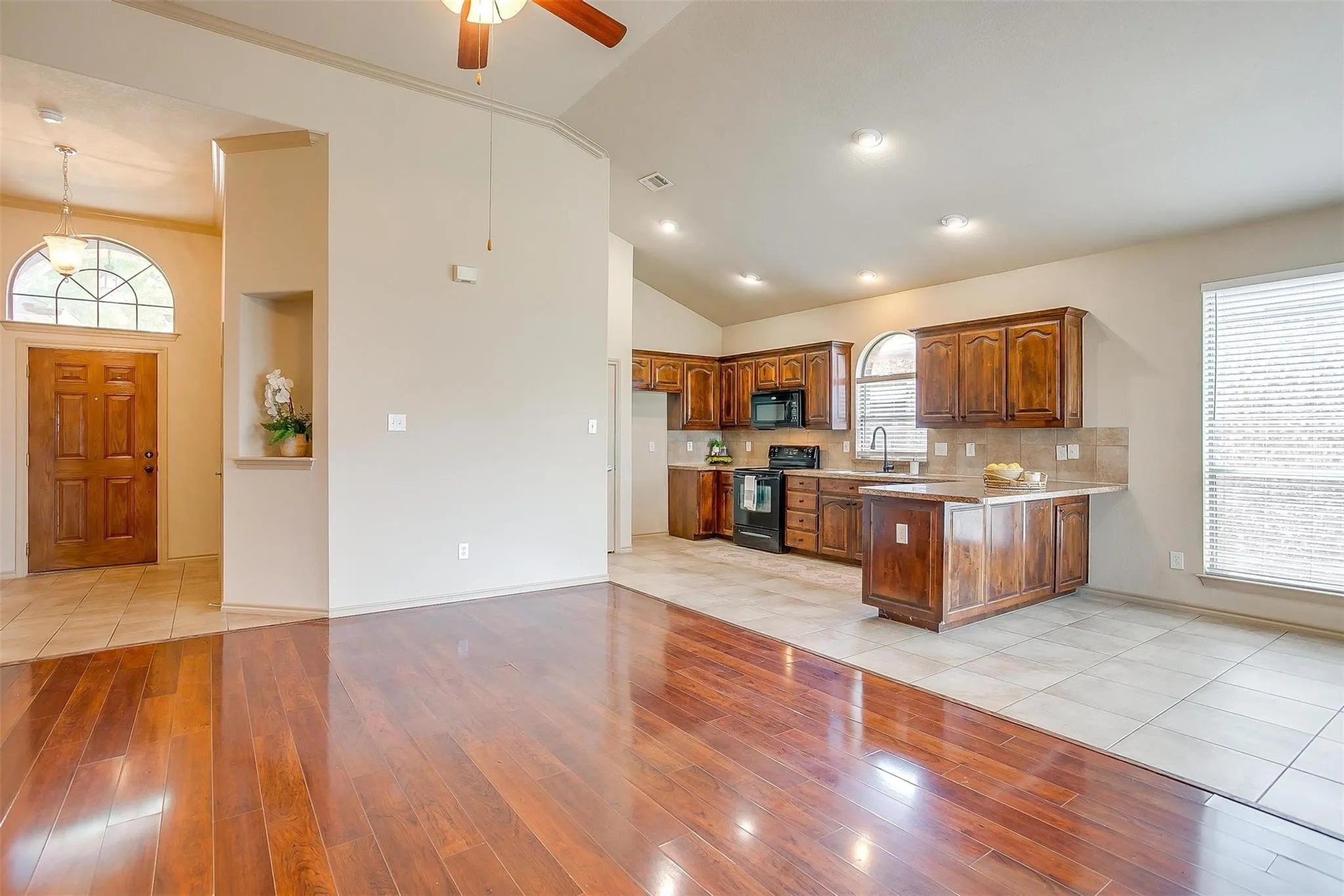 Single Family Residence For Rent in Tarrant County , 1136 Roping Reins Way, Fort Worth, Texas 76052, 3 Bedroom, 2 Bathroom, 2 Garage spaces, 1,321 Sqft, built in 2007, mls#21407167, Real Estate Agent in Fort Worth, Homes For Rent in Tarrant county, Homes For Rent in Fort Worth, Realtor in Fort Worth Texas, Real Estate Brokerage Independent Realty Texas, Luminita Cordes Realtor