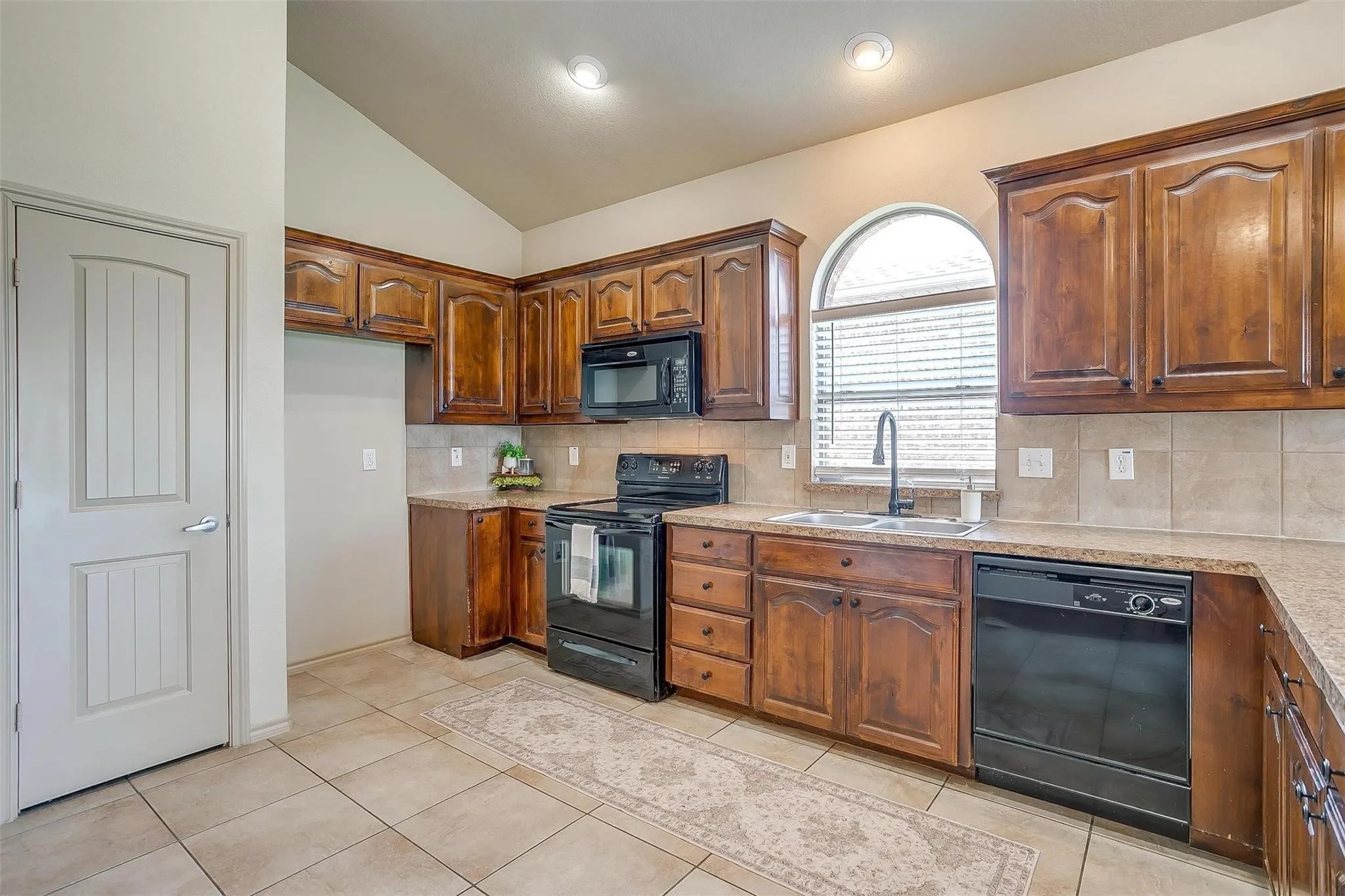 Single Family Residence For Rent in Tarrant County , 1136 Roping Reins Way, Fort Worth, Texas 76052, 3 Bedroom, 2 Bathroom, 2 Garage spaces, 1,321 Sqft, built in 2007, mls#21407167, Real Estate Agent in Fort Worth, Homes For Rent in Tarrant county, Homes For Rent in Fort Worth, Realtor in Fort Worth Texas, Real Estate Brokerage Independent Realty Texas, Luminita Cordes Realtor