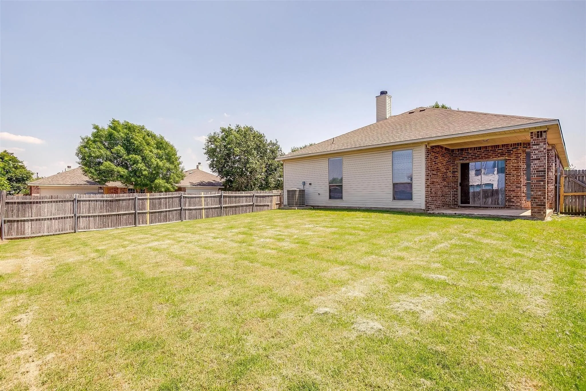 Single Family Residence For Rent in Tarrant County , 1136 Roping Reins Way, Fort Worth, Texas 76052, 3 Bedroom, 2 Bathroom, 2 Garage spaces, 1,321 Sqft, built in 2007, mls#21407167, Real Estate Agent in Fort Worth, Homes For Rent in Tarrant county, Homes For Rent in Fort Worth, Realtor in Fort Worth Texas, Real Estate Brokerage Independent Realty Texas, Luminita Cordes Realtor