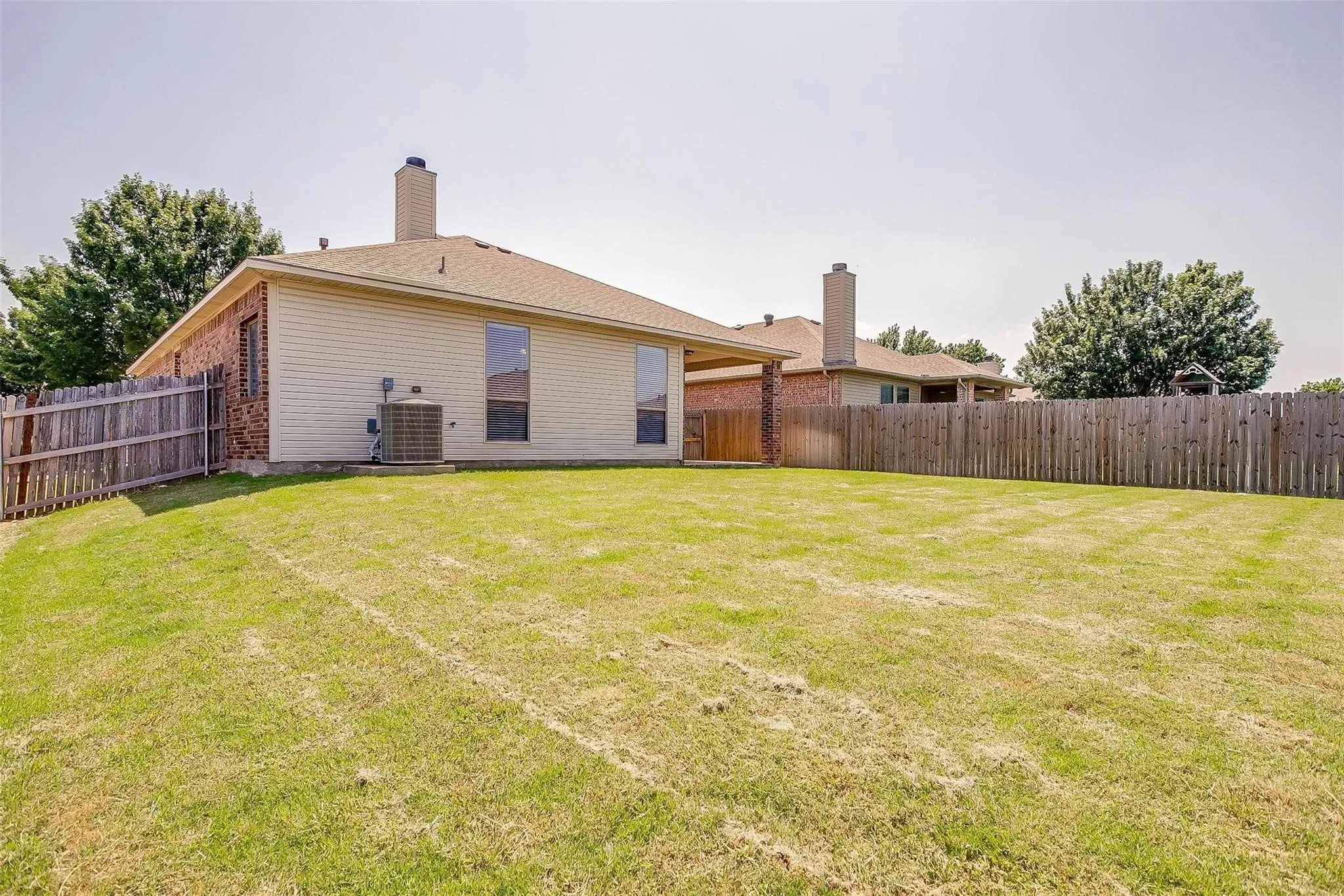 Single Family Residence For Rent in Tarrant County , 1136 Roping Reins Way, Fort Worth, Texas 76052, 3 Bedroom, 2 Bathroom, 2 Garage spaces, 1,321 Sqft, built in 2007, mls#21407167, Real Estate Agent in Fort Worth, Homes For Rent in Tarrant county, Homes For Rent in Fort Worth, Realtor in Fort Worth Texas, Real Estate Brokerage Independent Realty Texas, Luminita Cordes Realtor