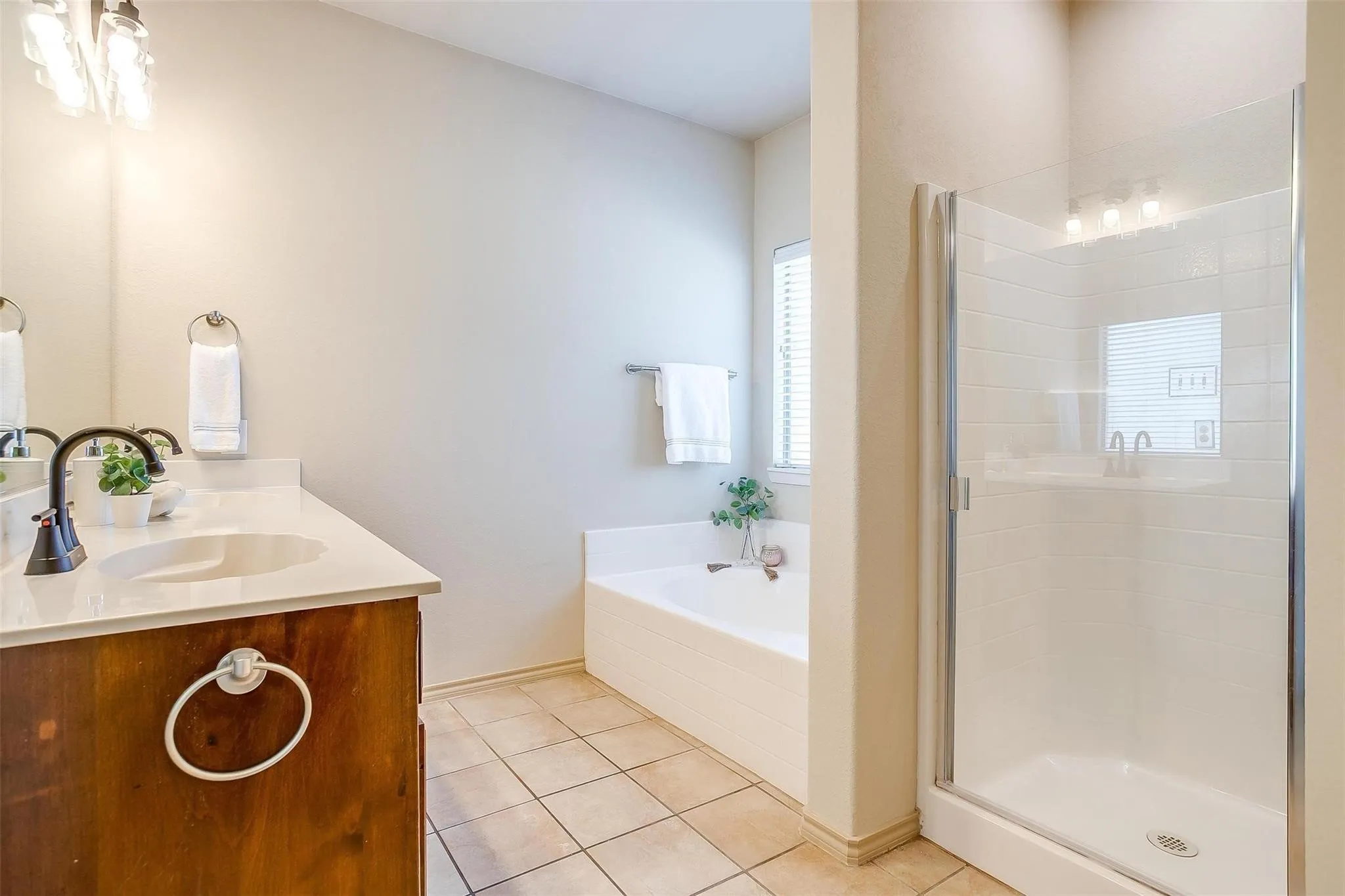 Single Family Residence For Rent in Tarrant County , 1136 Roping Reins Way, Fort Worth, Texas 76052, 3 Bedroom, 2 Bathroom, 2 Garage spaces, 1,321 Sqft, built in 2007, mls#21407167, Real Estate Agent in Fort Worth, Homes For Rent in Tarrant county, Homes For Rent in Fort Worth, Realtor in Fort Worth Texas, Real Estate Brokerage Independent Realty Texas, Luminita Cordes Realtor