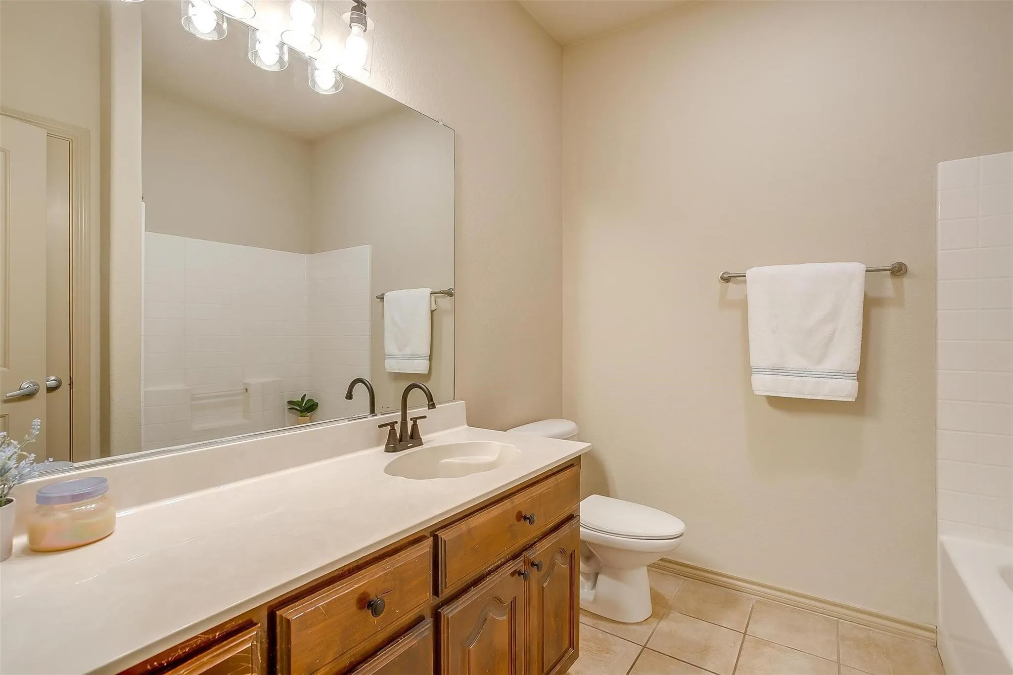Single Family Residence For Rent in Tarrant County , 1136 Roping Reins Way, Fort Worth, Texas 76052, 3 Bedroom, 2 Bathroom, 2 Garage spaces, 1,321 Sqft, built in 2007, mls#21407167, Real Estate Agent in Fort Worth, Homes For Rent in Tarrant county, Homes For Rent in Fort Worth, Realtor in Fort Worth Texas, Real Estate Brokerage Independent Realty Texas, Luminita Cordes Realtor