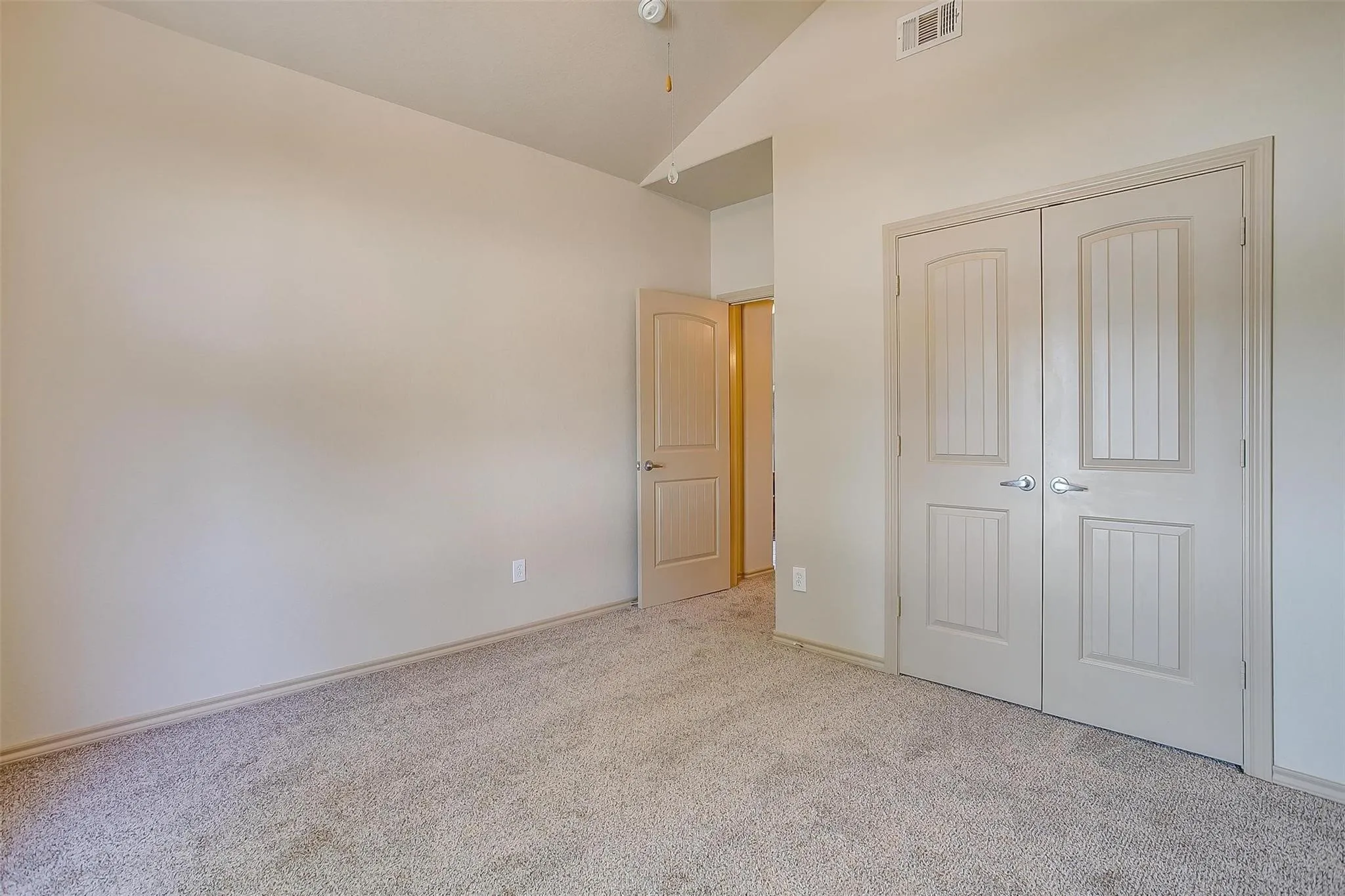 Single Family Residence For Rent in Tarrant County , 1136 Roping Reins Way, Fort Worth, Texas 76052, 3 Bedroom, 2 Bathroom, 2 Garage spaces, 1,321 Sqft, built in 2007, mls#21407167, Real Estate Agent in Fort Worth, Homes For Rent in Tarrant county, Homes For Rent in Fort Worth, Realtor in Fort Worth Texas, Real Estate Brokerage Independent Realty Texas, Luminita Cordes Realtor