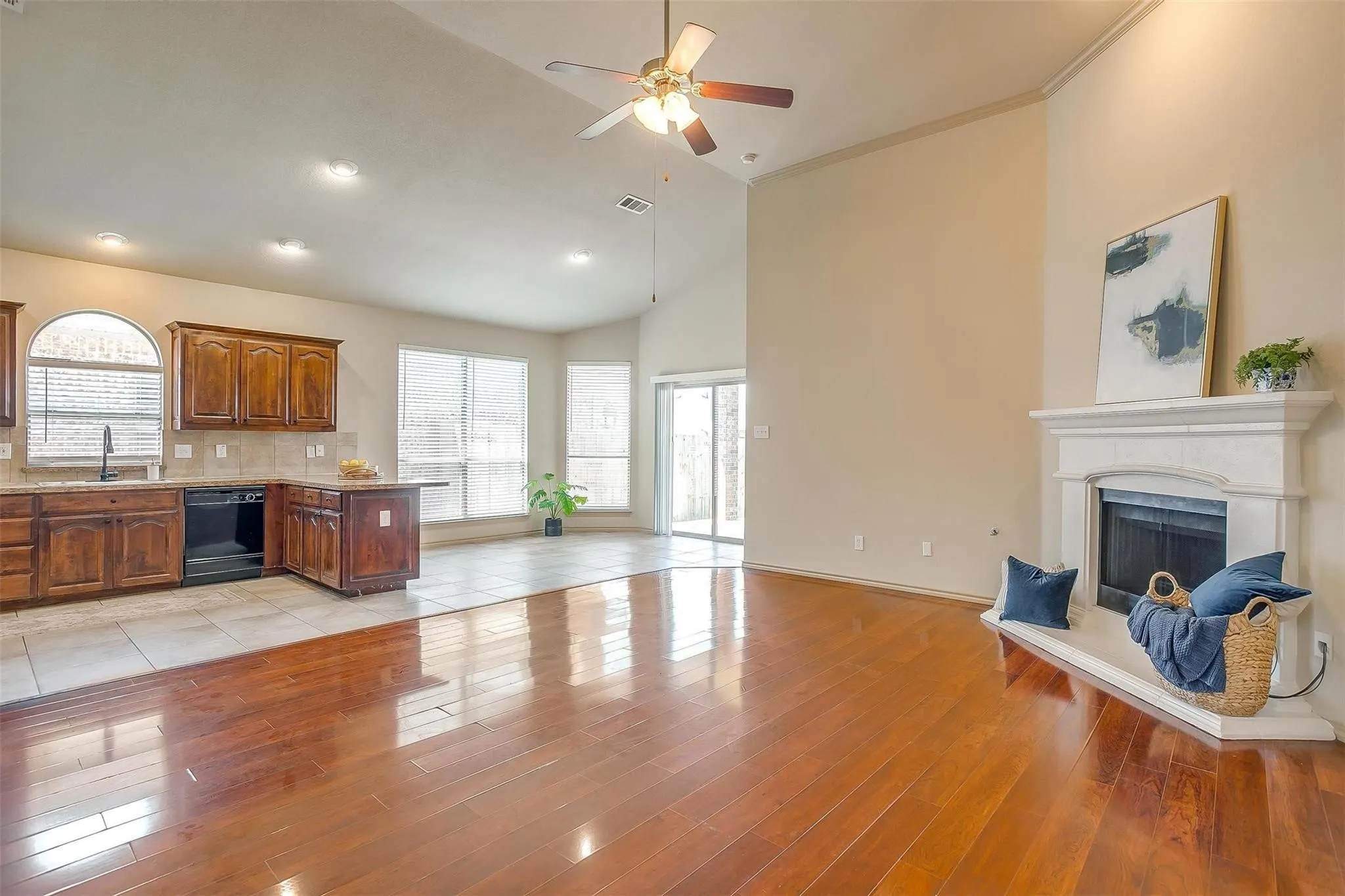 Single Family Residence For Rent in Tarrant County , 1136 Roping Reins Way, Fort Worth, Texas 76052, 3 Bedroom, 2 Bathroom, 2 Garage spaces, 1,321 Sqft, built in 2007, mls#21407167, Real Estate Agent in Fort Worth, Homes For Rent in Tarrant county, Homes For Rent in Fort Worth, Realtor in Fort Worth Texas, Real Estate Brokerage Independent Realty Texas, Luminita Cordes Realtor