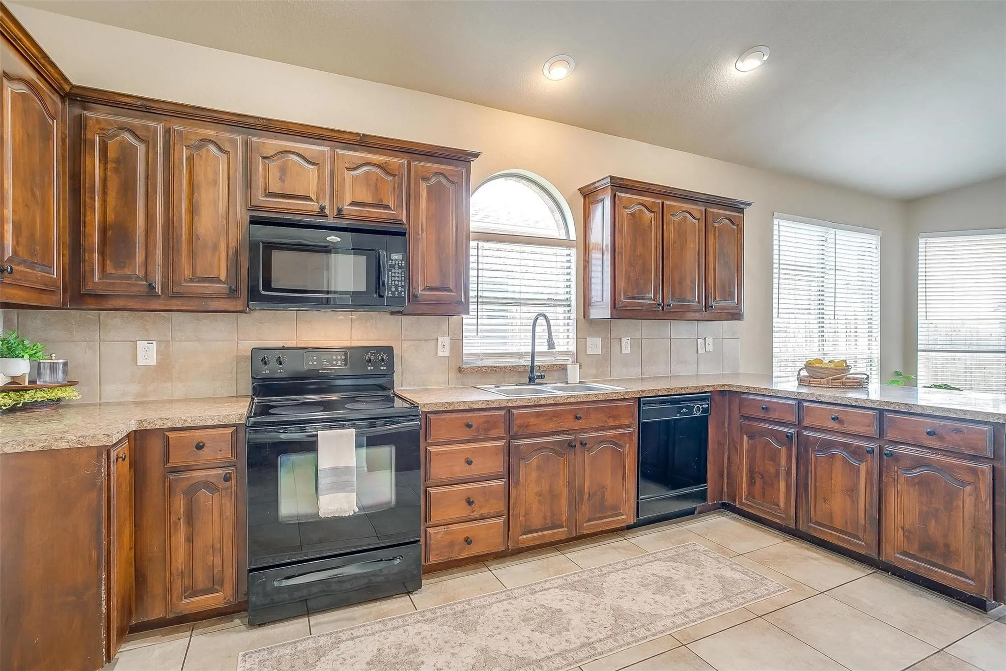 Single Family Residence For Rent in Tarrant County , 1136 Roping Reins Way, Fort Worth, Texas 76052, 3 Bedroom, 2 Bathroom, 2 Garage spaces, 1,321 Sqft, built in 2007, mls#21407167, Real Estate Agent in Fort Worth, Homes For Rent in Tarrant county, Homes For Rent in Fort Worth, Realtor in Fort Worth Texas, Real Estate Brokerage Independent Realty Texas, Luminita Cordes Realtor