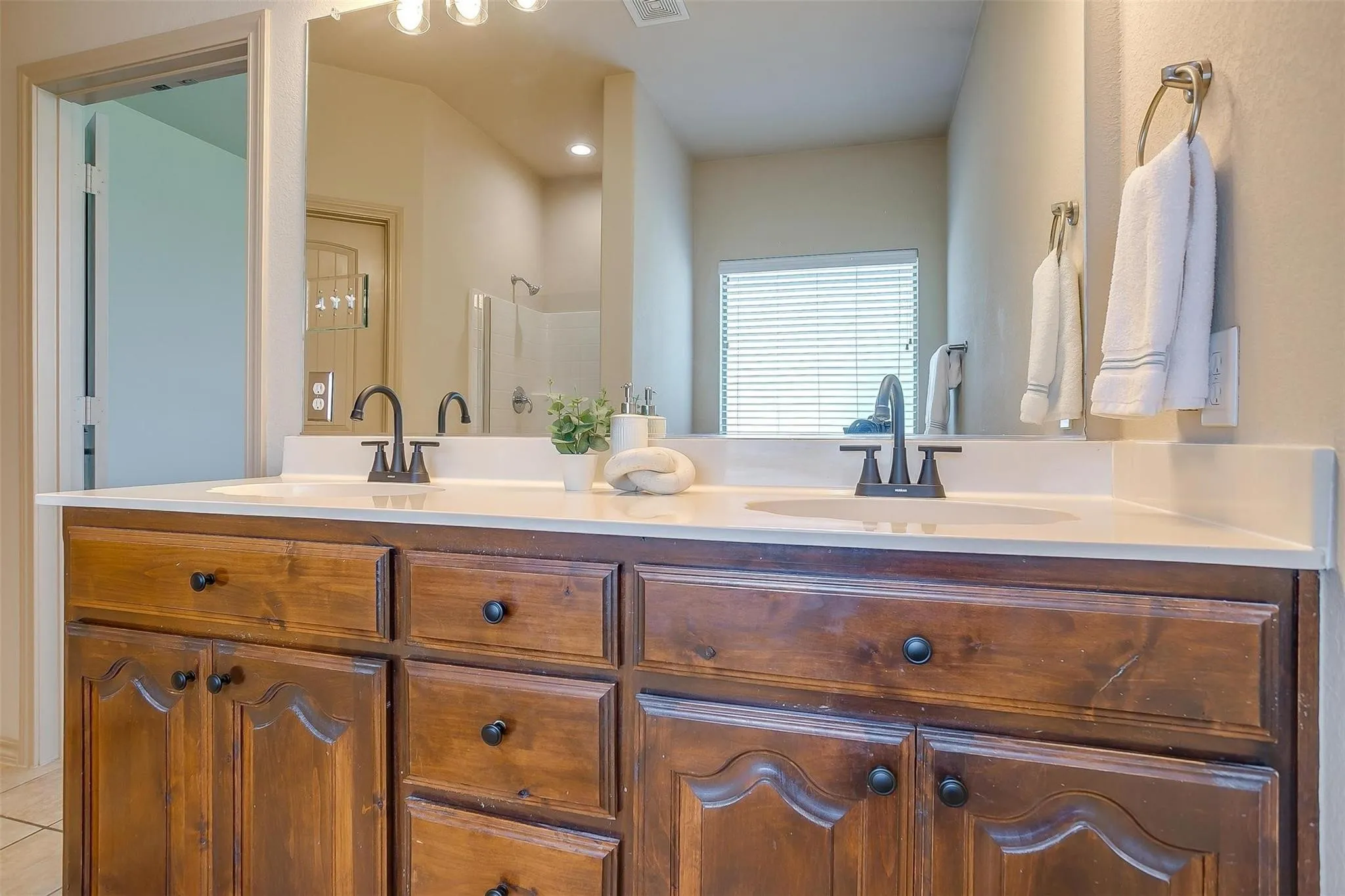 Single Family Residence For Rent in Tarrant County , 1136 Roping Reins Way, Fort Worth, Texas 76052, 3 Bedroom, 2 Bathroom, 2 Garage spaces, 1,321 Sqft, built in 2007, mls#21407167, Real Estate Agent in Fort Worth, Homes For Rent in Tarrant county, Homes For Rent in Fort Worth, Realtor in Fort Worth Texas, Real Estate Brokerage Independent Realty Texas, Luminita Cordes Realtor