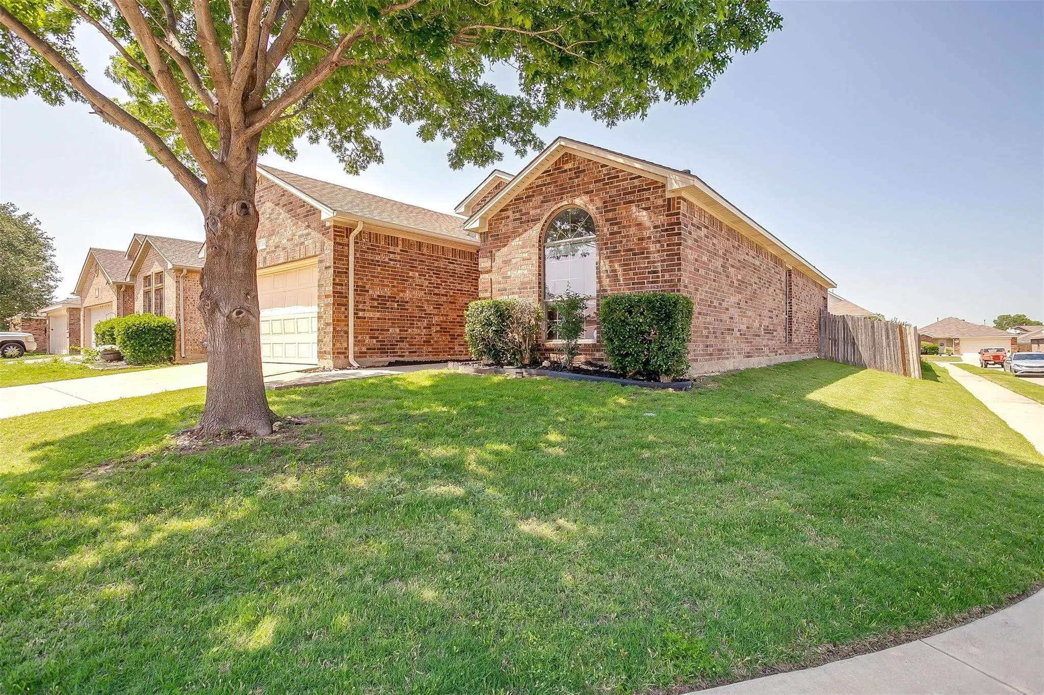 Single Family Residence For Rent in Tarrant County , 1136 Roping Reins Way, Fort Worth, Texas 76052, 3 Bedroom, 2 Bathroom, 2 Garage spaces, 1,321 Sqft, built in 2007, mls#21407167, Real Estate Agent in Fort Worth, Homes For Rent in Tarrant county, Homes For Rent in Fort Worth, Realtor in Fort Worth Texas, Real Estate Brokerage Independent Realty Texas, Luminita Cordes Realtor