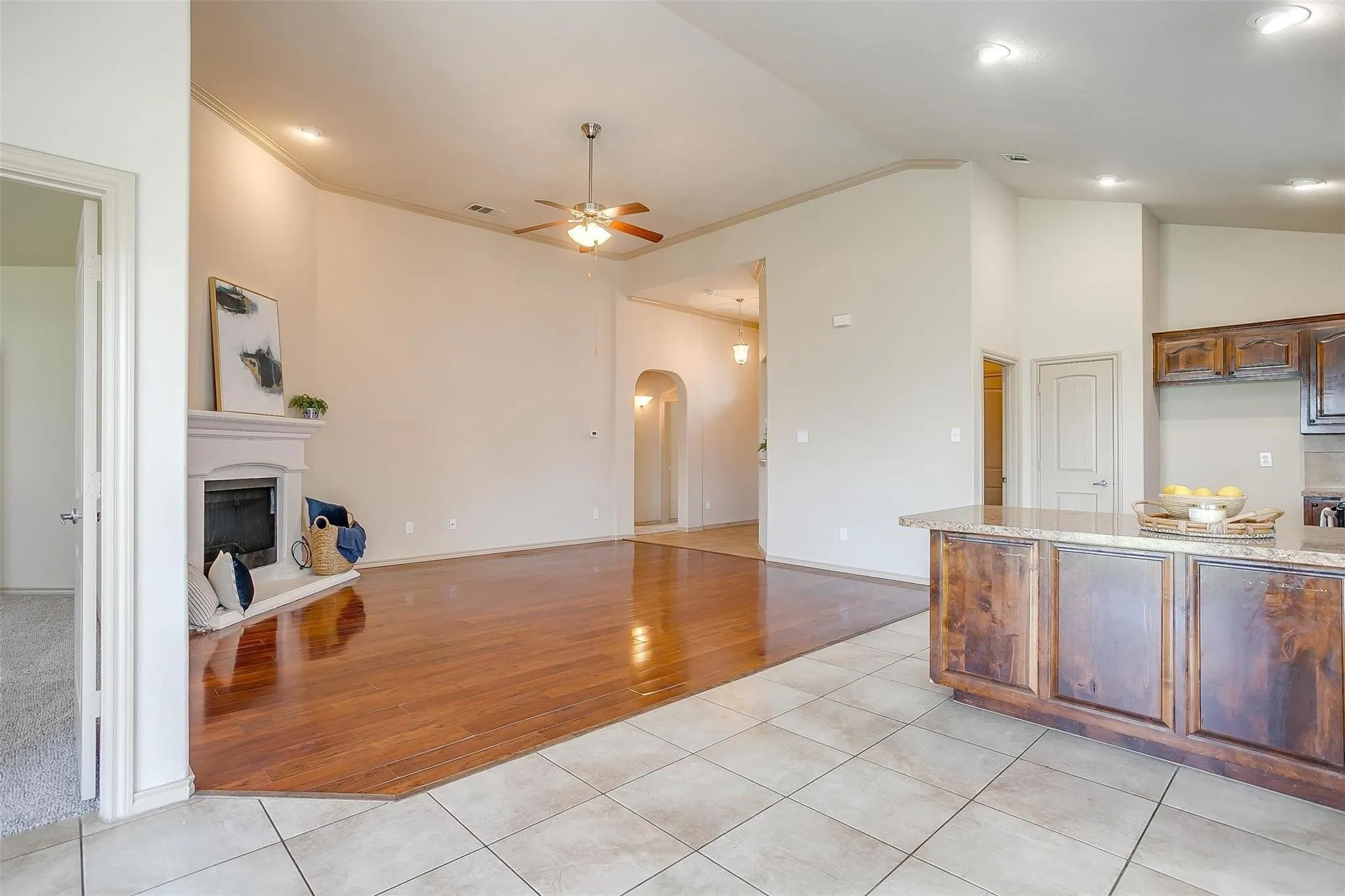 Single Family Residence For Rent in Tarrant County , 1136 Roping Reins Way, Fort Worth, Texas 76052, 3 Bedroom, 2 Bathroom, 2 Garage spaces, 1,321 Sqft, built in 2007, mls#21407167, Real Estate Agent in Fort Worth, Homes For Rent in Tarrant county, Homes For Rent in Fort Worth, Realtor in Fort Worth Texas, Real Estate Brokerage Independent Realty Texas, Luminita Cordes Realtor