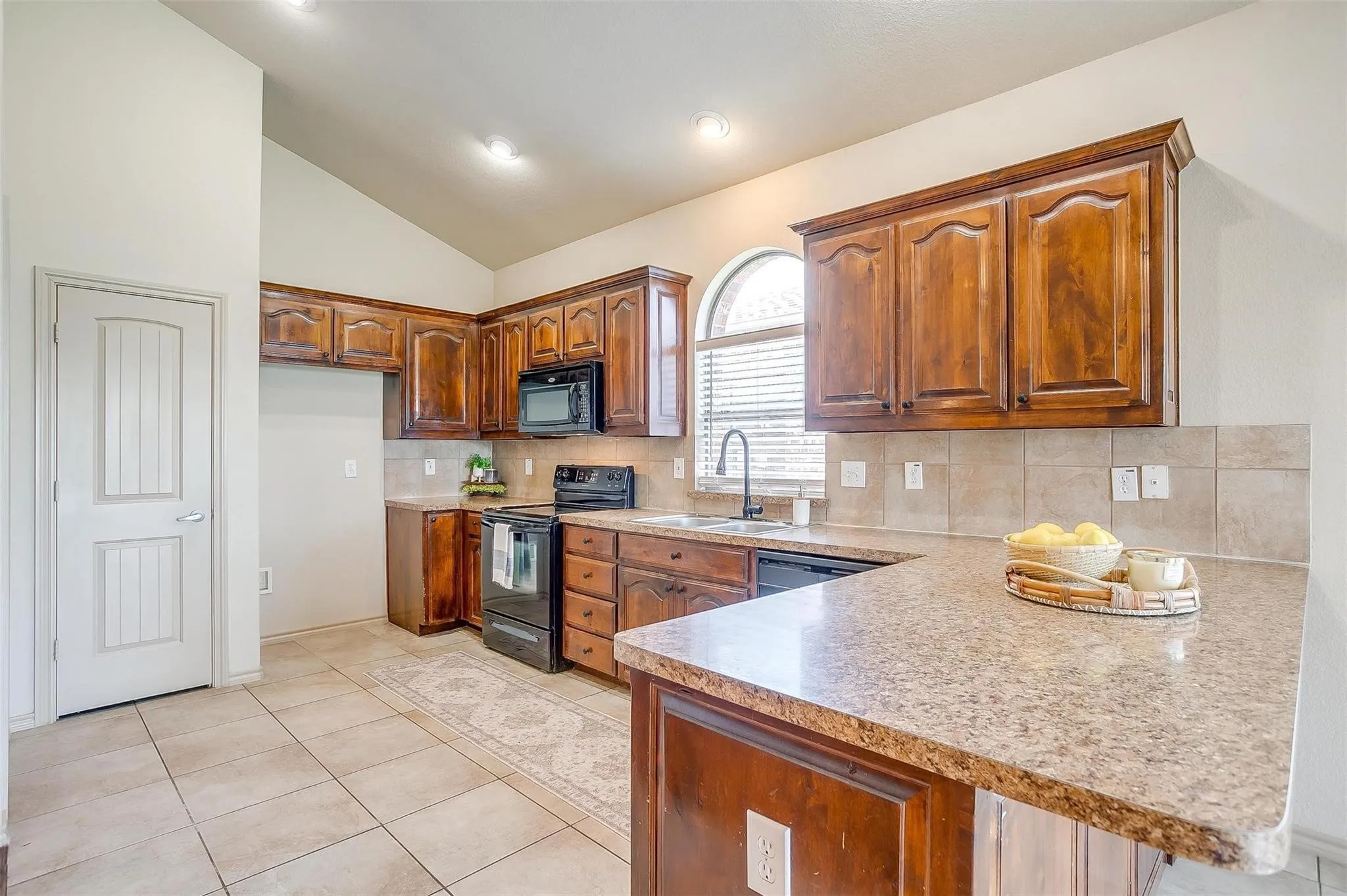 Single Family Residence For Rent in Tarrant County , 1136 Roping Reins Way, Fort Worth, Texas 76052, 3 Bedroom, 2 Bathroom, 2 Garage spaces, 1,321 Sqft, built in 2007, mls#21407167, Real Estate Agent in Fort Worth, Homes For Rent in Tarrant county, Homes For Rent in Fort Worth, Realtor in Fort Worth Texas, Real Estate Brokerage Independent Realty Texas, Luminita Cordes Realtor