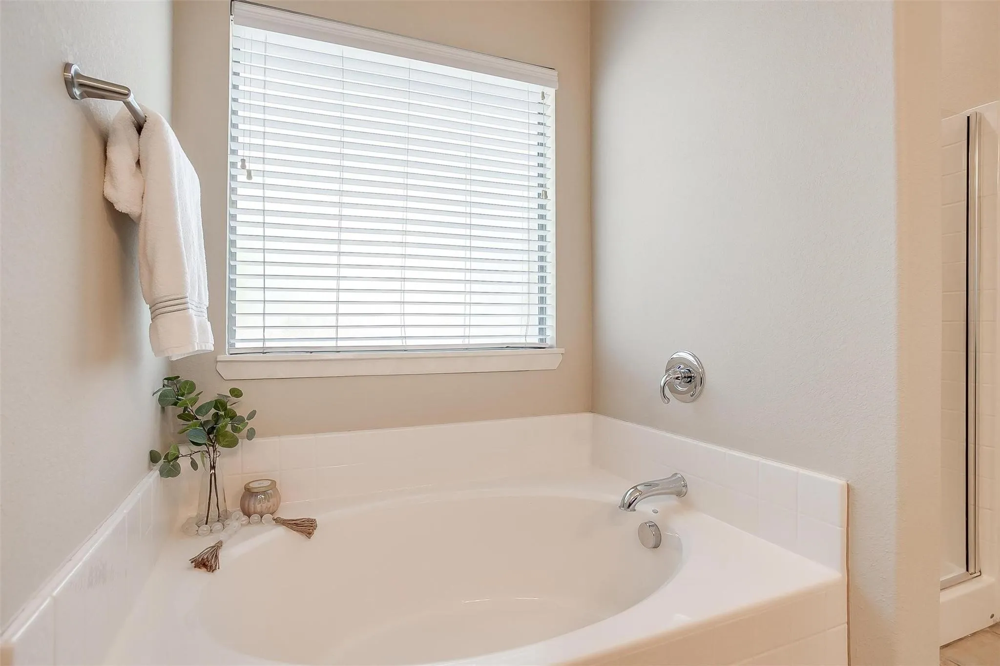 Single Family Residence For Rent in Tarrant County , 1136 Roping Reins Way, Fort Worth, Texas 76052, 3 Bedroom, 2 Bathroom, 2 Garage spaces, 1,321 Sqft, built in 2007, mls#21407167, Real Estate Agent in Fort Worth, Homes For Rent in Tarrant county, Homes For Rent in Fort Worth, Realtor in Fort Worth Texas, Real Estate Brokerage Independent Realty Texas, Luminita Cordes Realtor