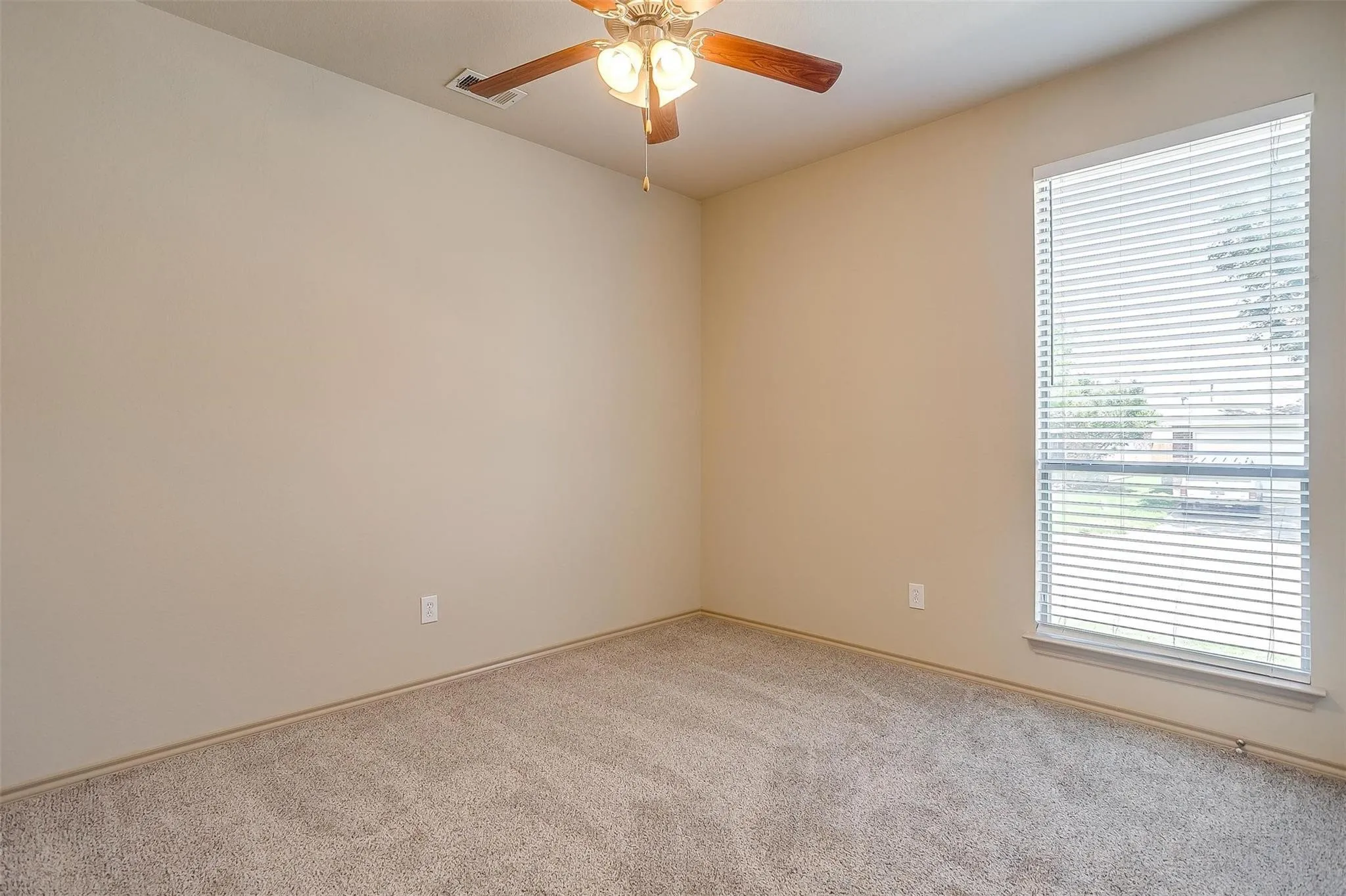 Single Family Residence For Rent in Tarrant County , 1136 Roping Reins Way, Fort Worth, Texas 76052, 3 Bedroom, 2 Bathroom, 2 Garage spaces, 1,321 Sqft, built in 2007, mls#21407167, Real Estate Agent in Fort Worth, Homes For Rent in Tarrant county, Homes For Rent in Fort Worth, Realtor in Fort Worth Texas, Real Estate Brokerage Independent Realty Texas, Luminita Cordes Realtor