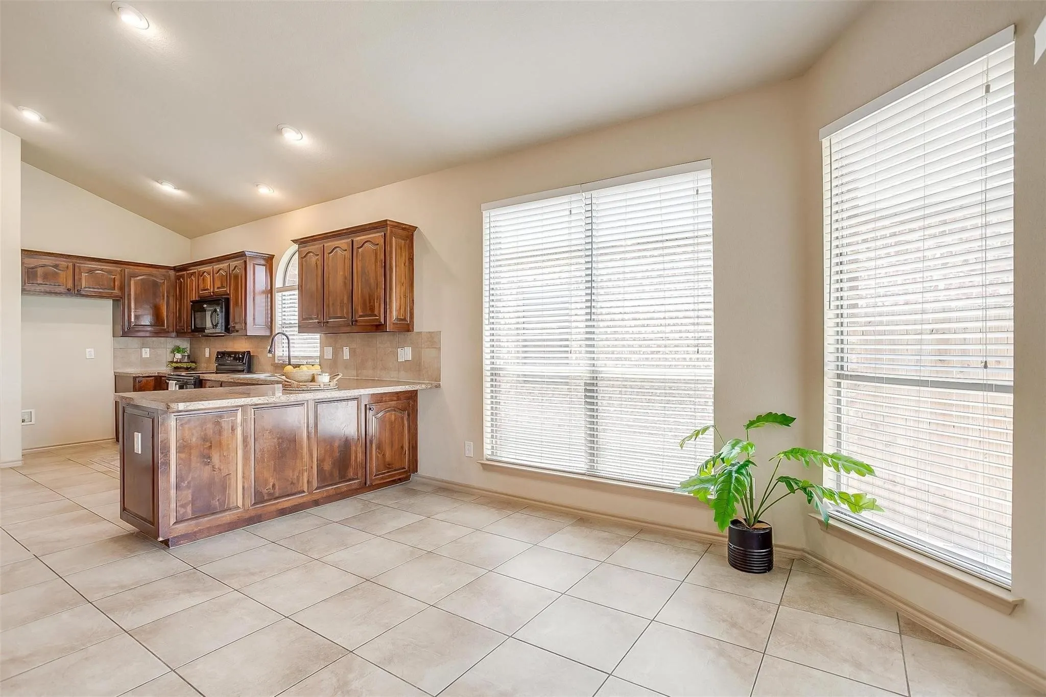 Single Family Residence For Rent in Tarrant County , 1136 Roping Reins Way, Fort Worth, Texas 76052, 3 Bedroom, 2 Bathroom, 2 Garage spaces, 1,321 Sqft, built in 2007, mls#21407167, Real Estate Agent in Fort Worth, Homes For Rent in Tarrant county, Homes For Rent in Fort Worth, Realtor in Fort Worth Texas, Real Estate Brokerage Independent Realty Texas, Luminita Cordes Realtor
