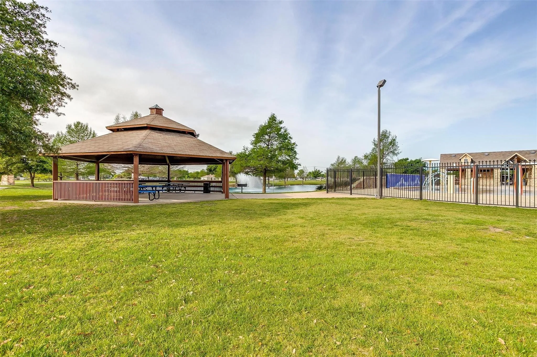Single Family Residence For Rent in Tarrant County , 1136 Roping Reins Way, Fort Worth, Texas 76052, 3 Bedroom, 2 Bathroom, 2 Garage spaces, 1,321 Sqft, built in 2007, mls#21407167, Real Estate Agent in Fort Worth, Homes For Rent in Tarrant county, Homes For Rent in Fort Worth, Realtor in Fort Worth Texas, Real Estate Brokerage Independent Realty Texas, Luminita Cordes Realtor