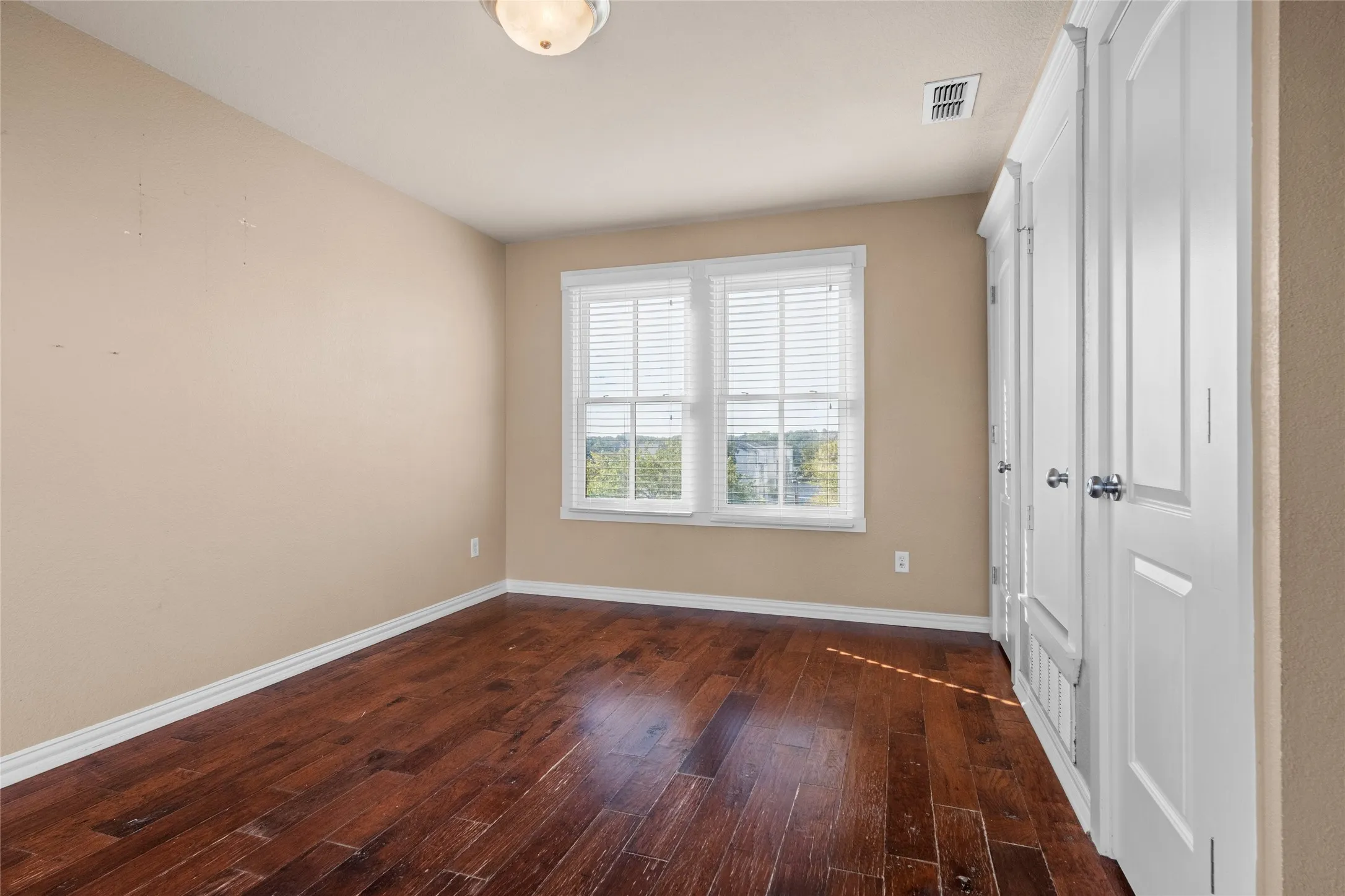 Single Family Residence For Sale in Dallas County , 1906 Malone Cliff View, Dallas, Texas 75208, 1 Bedroom, 2 Bathroom, 1 Garage spaces, 1,270 Sqft, built in 2011, mls#21403235, Real Estate Agent in Dallas, Homes For Sale in Dallas county, Homes For Sale in Dallas, Realtor in Dallas Texas, Real Estate Brokerage Independent Realty Texas, Luminita Cordes Realtor