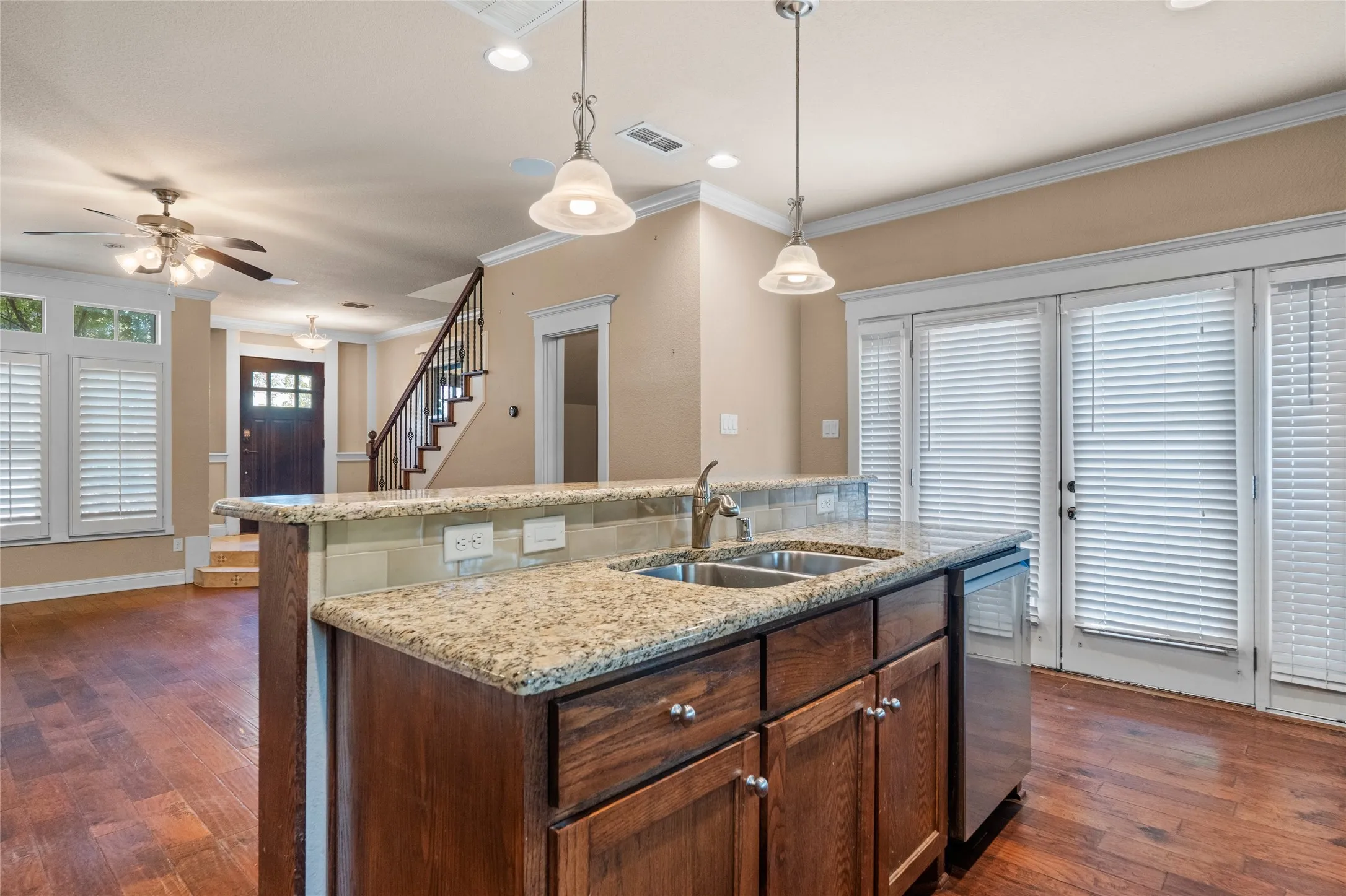 Single Family Residence For Sale in Dallas County , 1906 Malone Cliff View, Dallas, Texas 75208, 1 Bedroom, 2 Bathroom, 1 Garage spaces, 1,270 Sqft, built in 2011, mls#21403235, Real Estate Agent in Dallas, Homes For Sale in Dallas county, Homes For Sale in Dallas, Realtor in Dallas Texas, Real Estate Brokerage Independent Realty Texas, Luminita Cordes Realtor